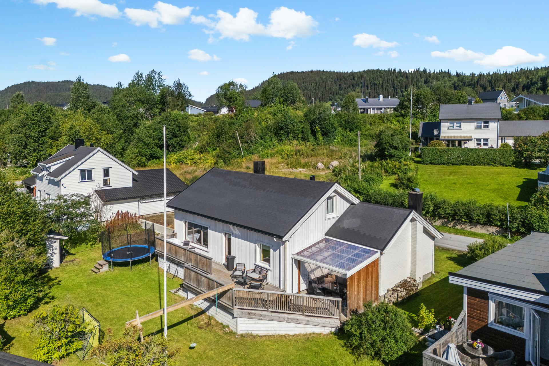 EiendomsMegler 1 v/ Henning Wolden Skog har gleden av å presentere Strandaveien 3! Foto: EFKT.. Bilde nummer 1 av 3
