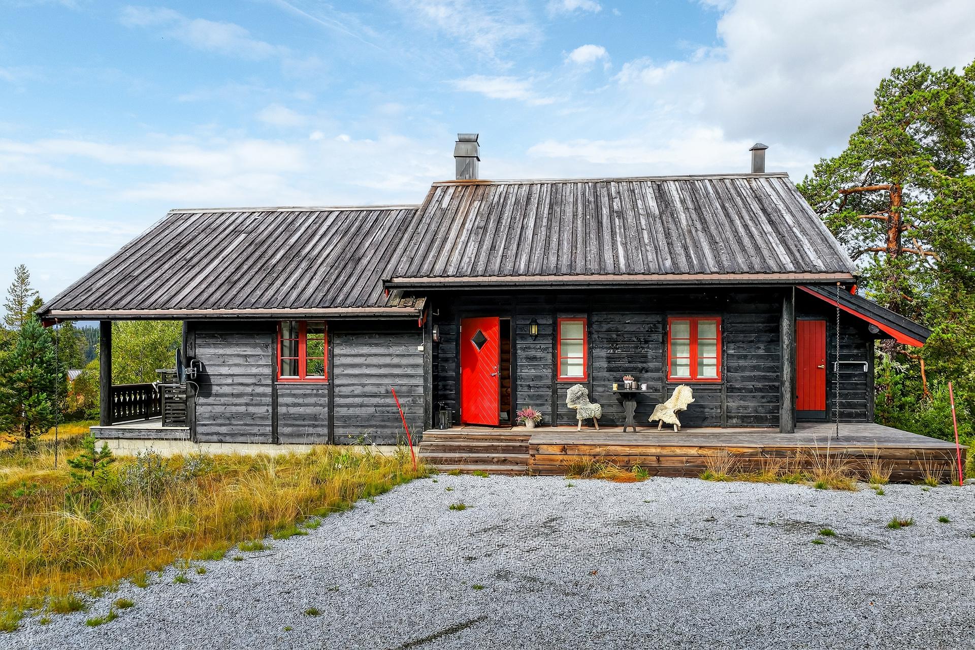 I tillegg er det bod med utvendig adkomst på siden av hytta.  . Bilde nummer 3 av 3