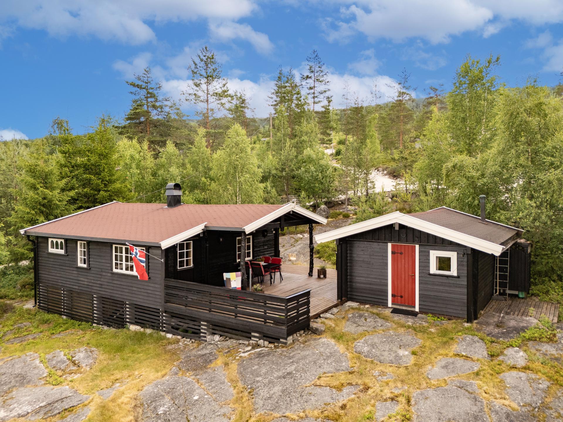 Eiendommen består av en fritidsbolig fra 1968, et separat anneks og flere mindre bygg.. Bilde nummer 2 av 3