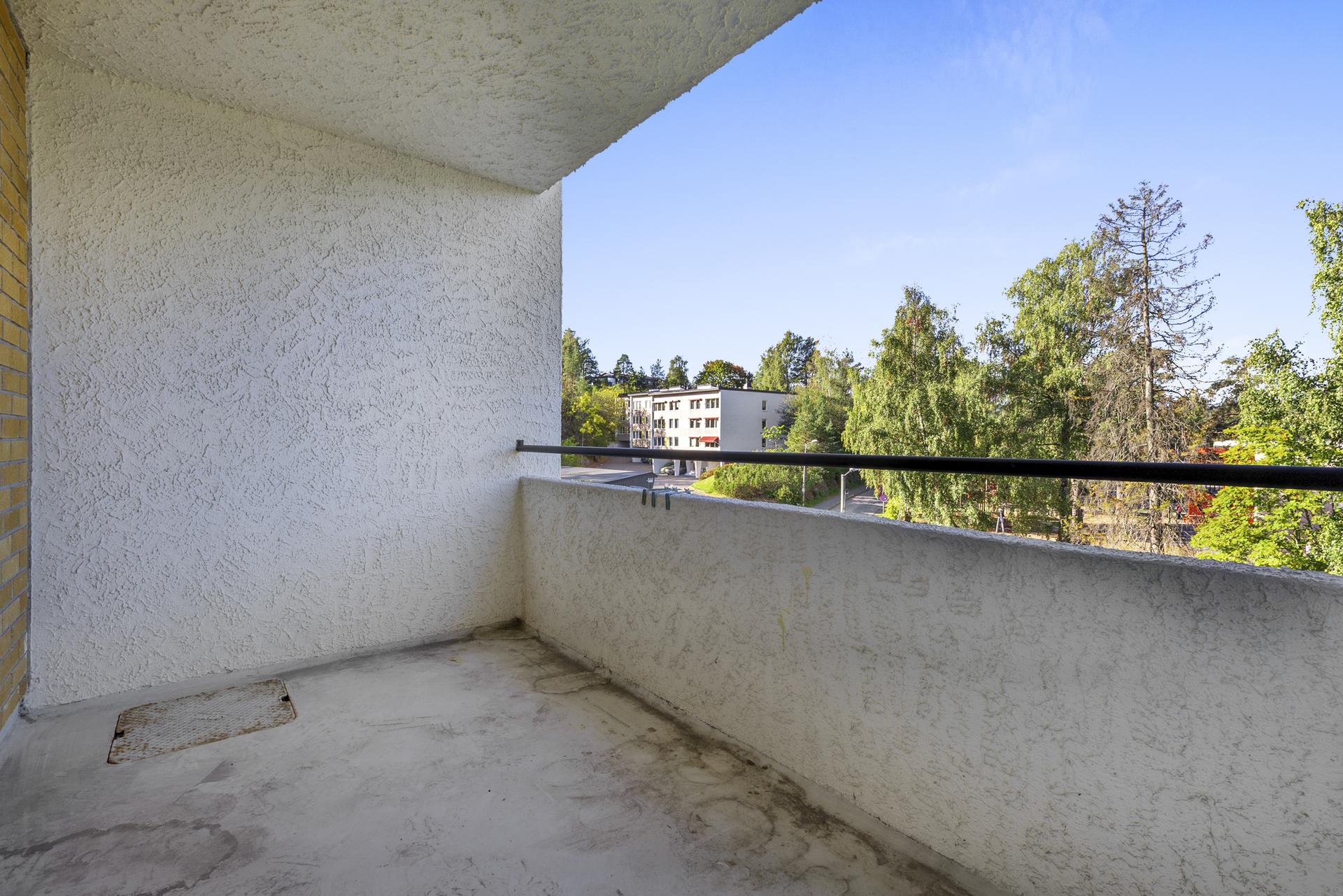 Vestvendt balkong med hyggelig utsyn til sameiets felles hage. . Bilde nummer 2 av 3