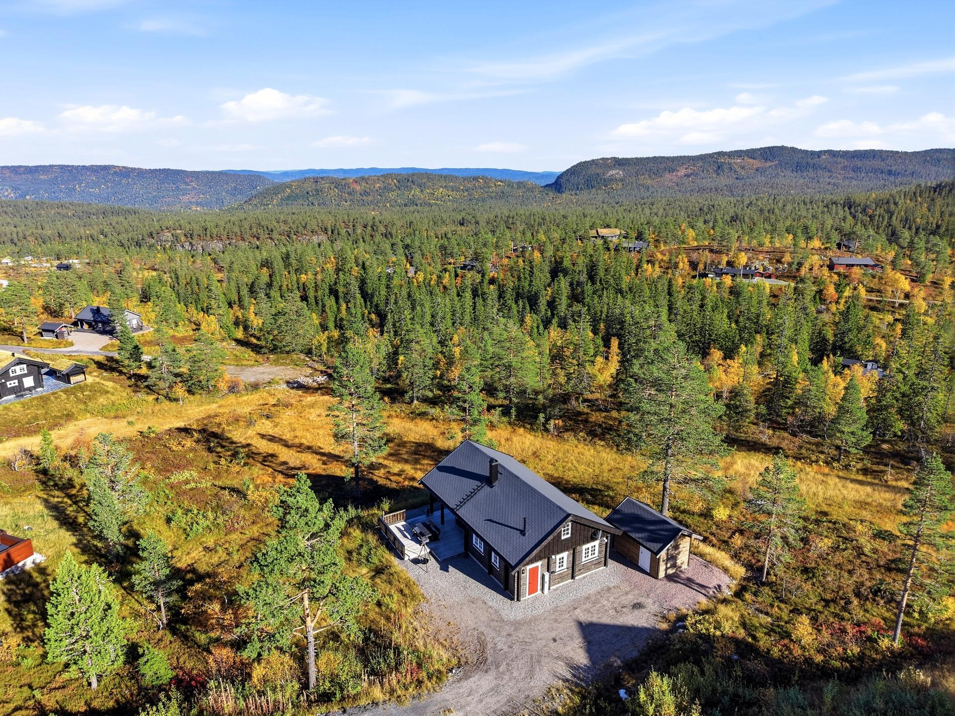 Fritidsbolig oppført i 2020 med tømmerkonstruksjon, vakkert plassert i åpent terreng på Blefjell.. Bilde nummer 2 av 3