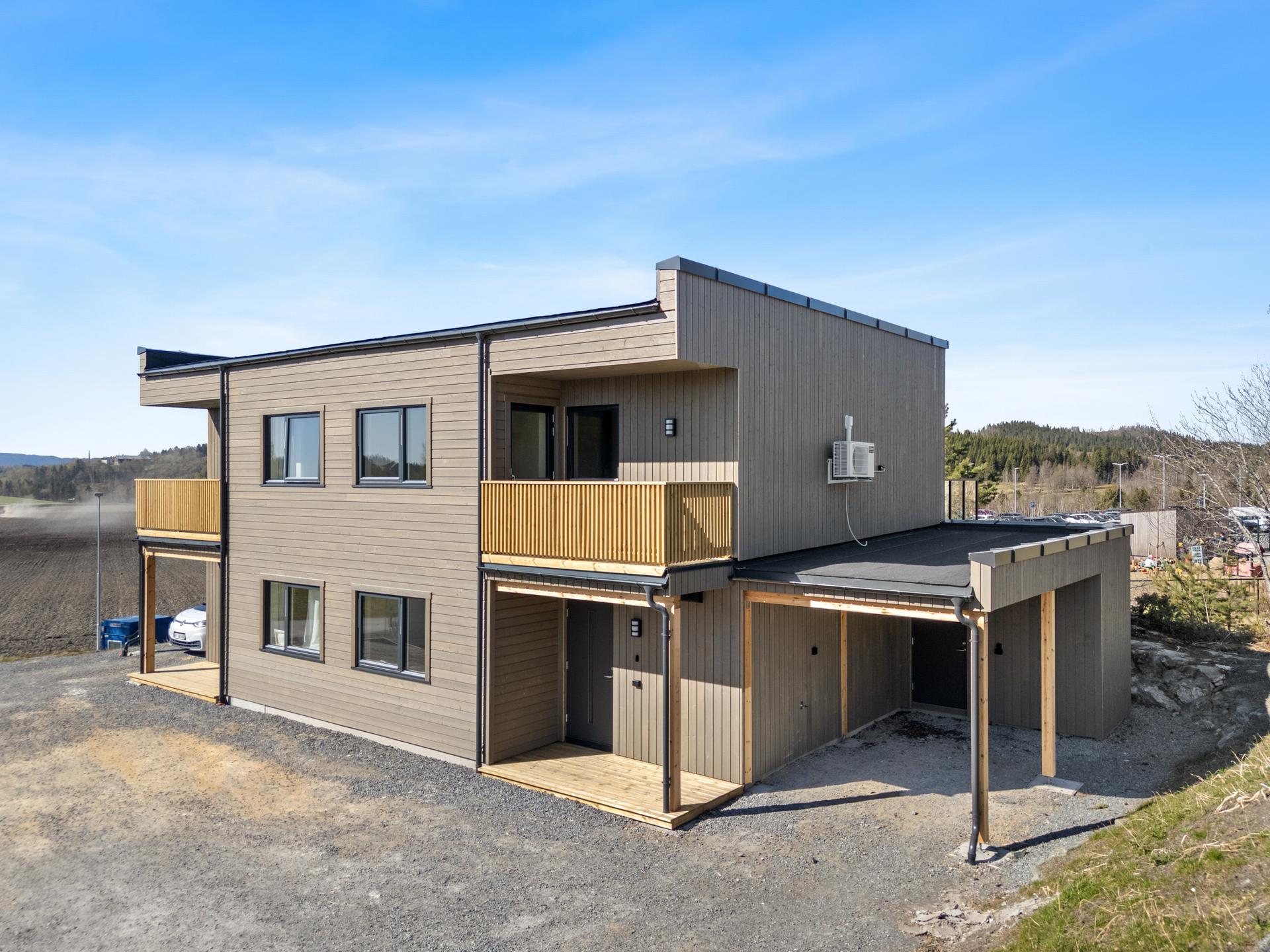 Fasadebildet - carport i tilknyttning til boligen. . Bilde nummer 3 av 3