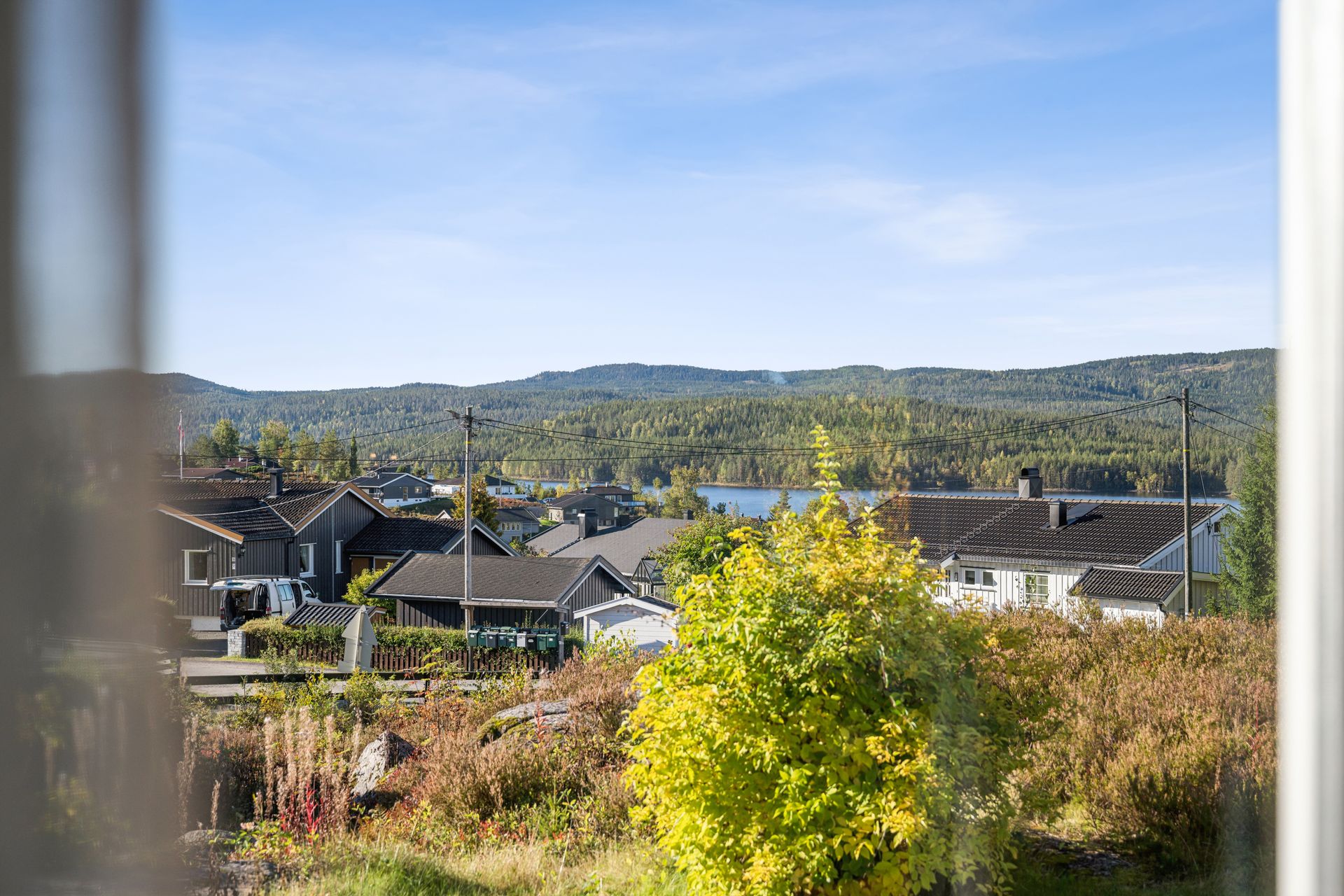 Eiendommen har fin utsikt mot Harestuvannet  . Bilde nummer 3 av 3