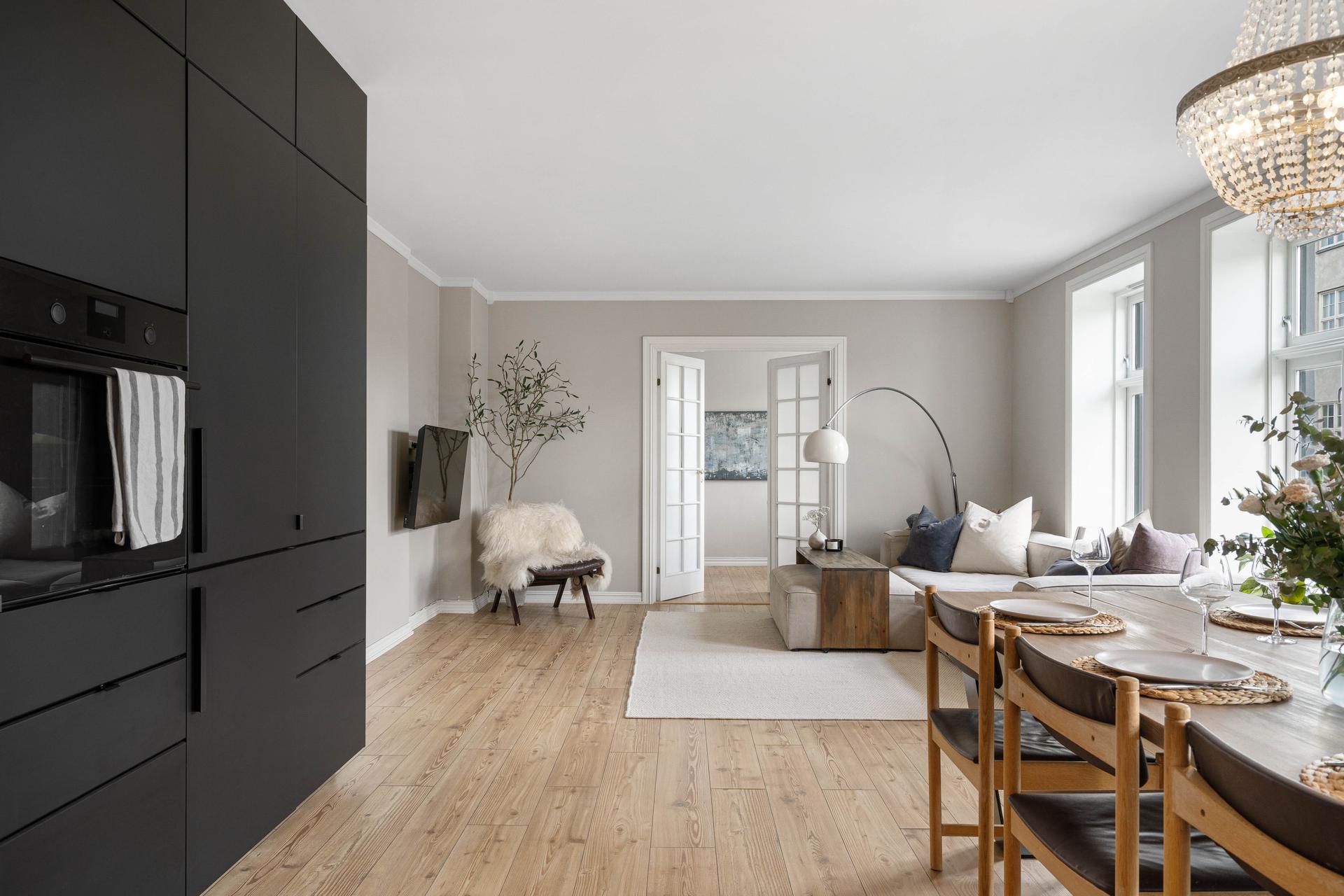 Leiligheten måler 79 kvm (BRA-i) og inneholder entré, bad, stue/kjøkken og 3 soverom. Utover dette har du 3 boder fordelt på kjeller og loft. . Bilde nummer 2 av 3