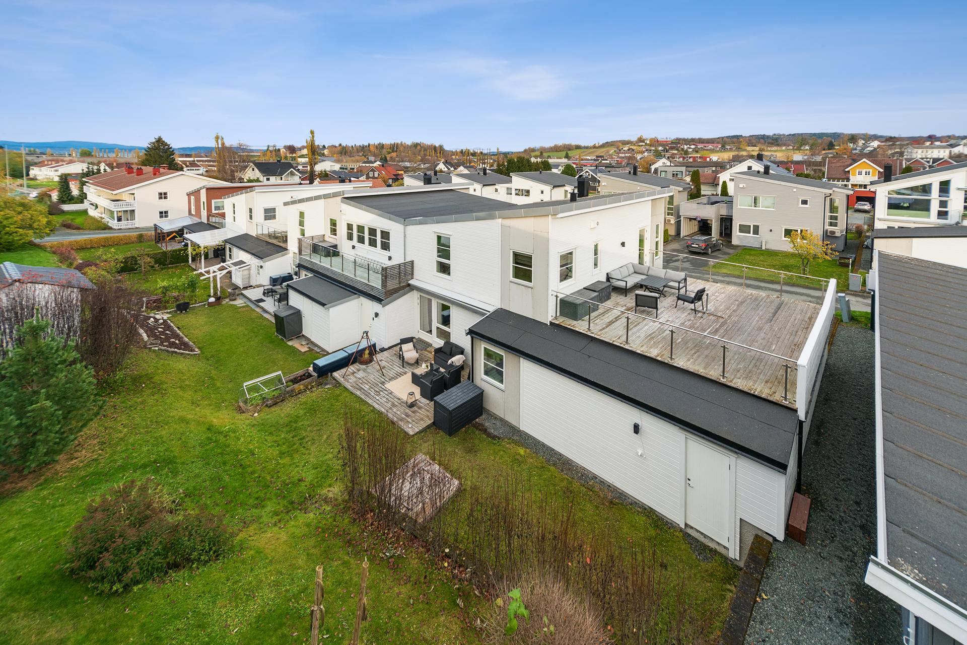 Kjedehus over to plan med stor takterrasse, integrert garasje og barnevennlig beliggenhet på Nordlijordet.. Bilde nummer 2 av 3