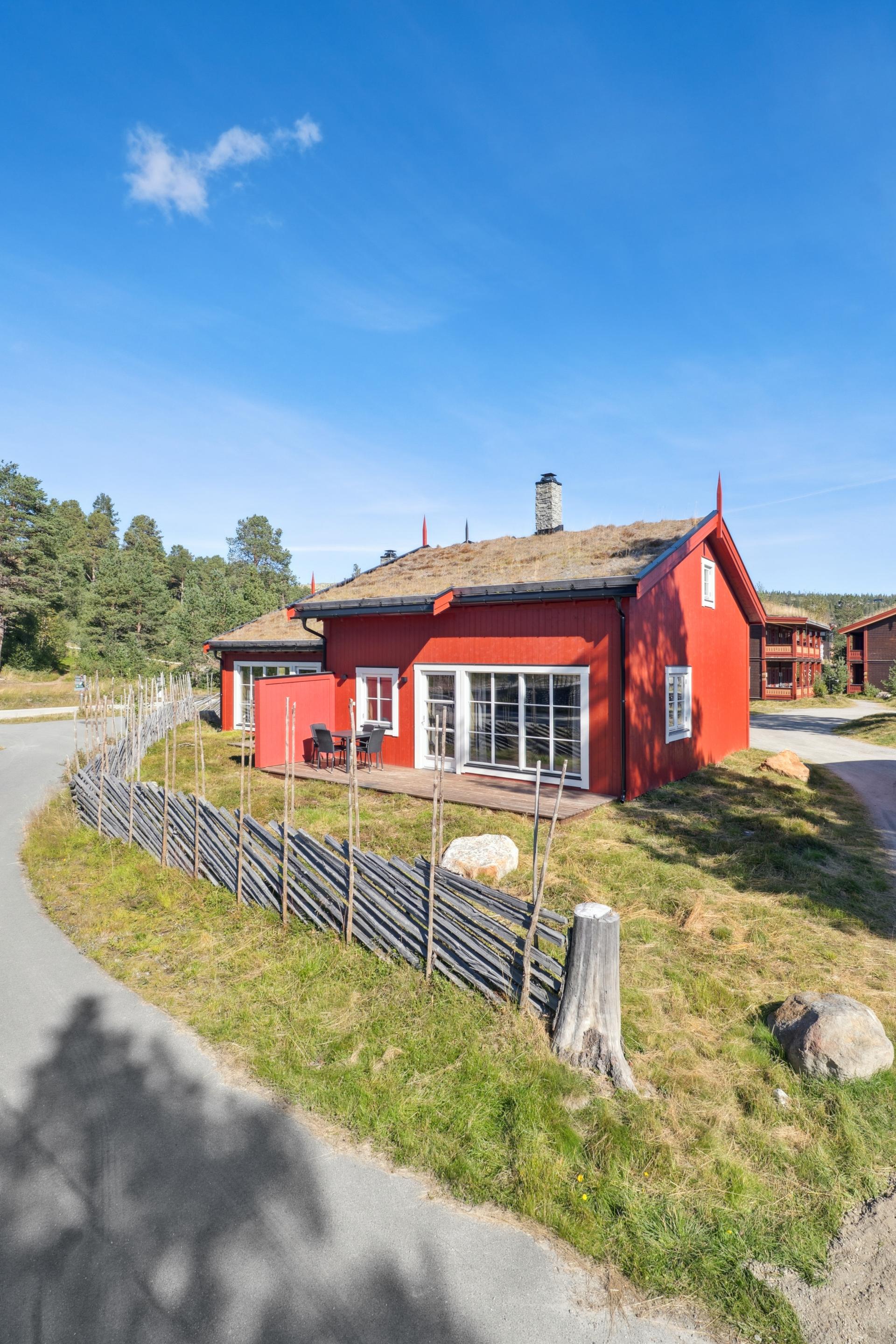 Fritidsboligen har en fin plassering i feltet, med en romslig uteplass på 15 m² utenfor stuen.. Bilde nummer 2 av 3