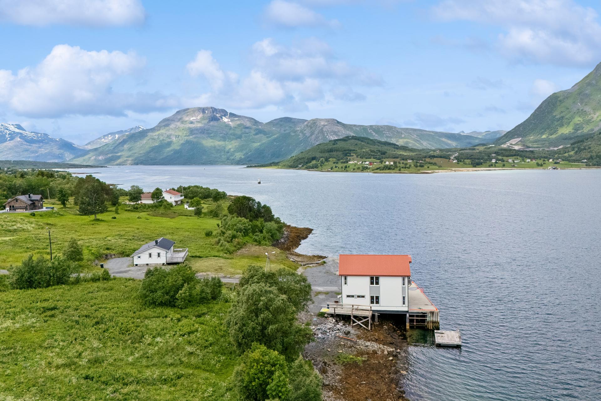 EiendomsMegler 1 v/ Bente Norhild Larsen har gleden av å ønske velkommen til Tjeldøyveien 872!  En unik mulighet!  Foto: EFKT. Bilde nummer 1 av 3