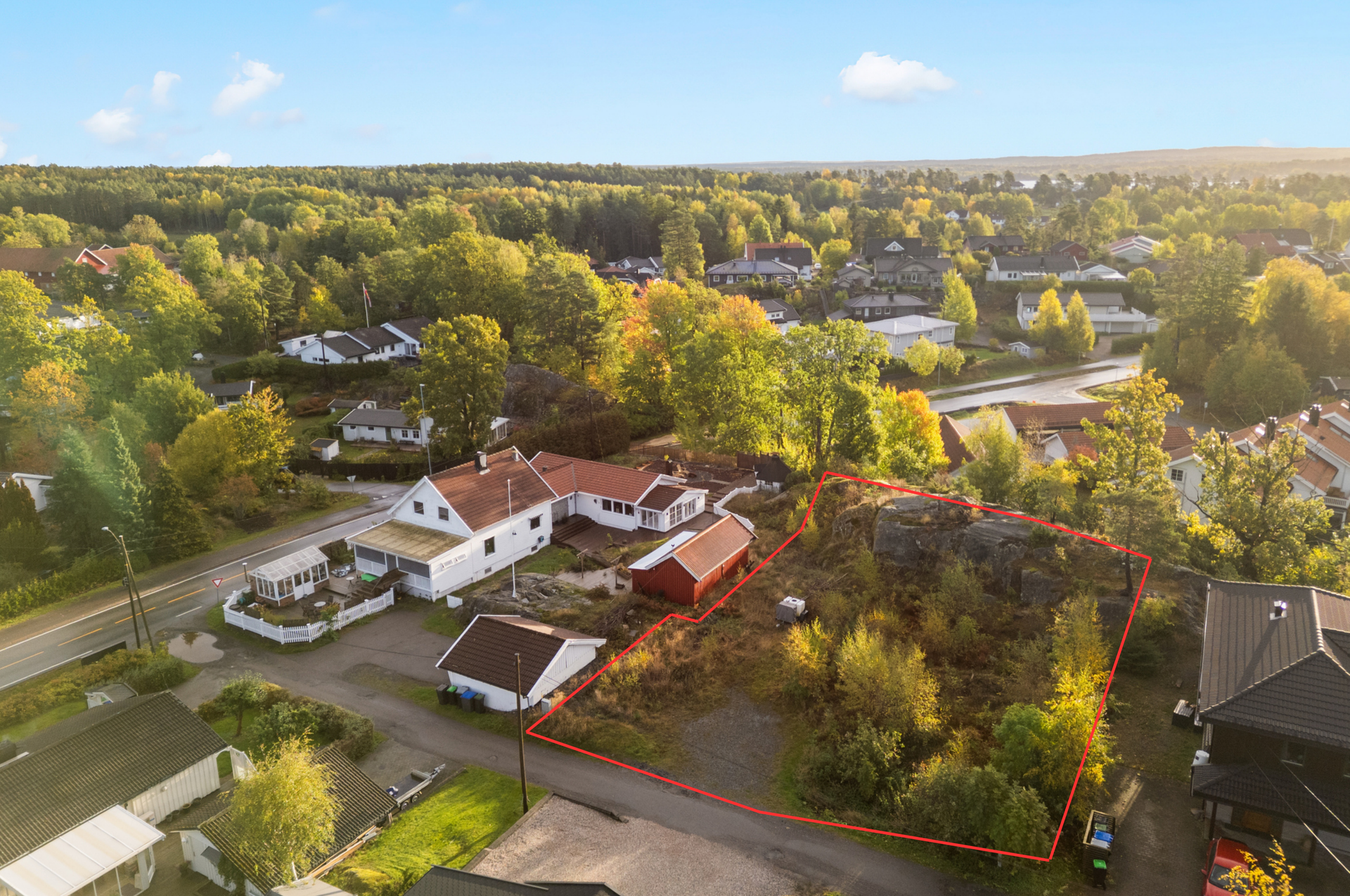 Velkommen til Rothåsen 6. Omrisset av eiendommen er omtrentlig og ment som en indikasjon på hvor grensene går. Grensen som er angitt oppe på fjellet ligger litt ned på baksiden av fjellet.. Bilde nummer 2 av 3