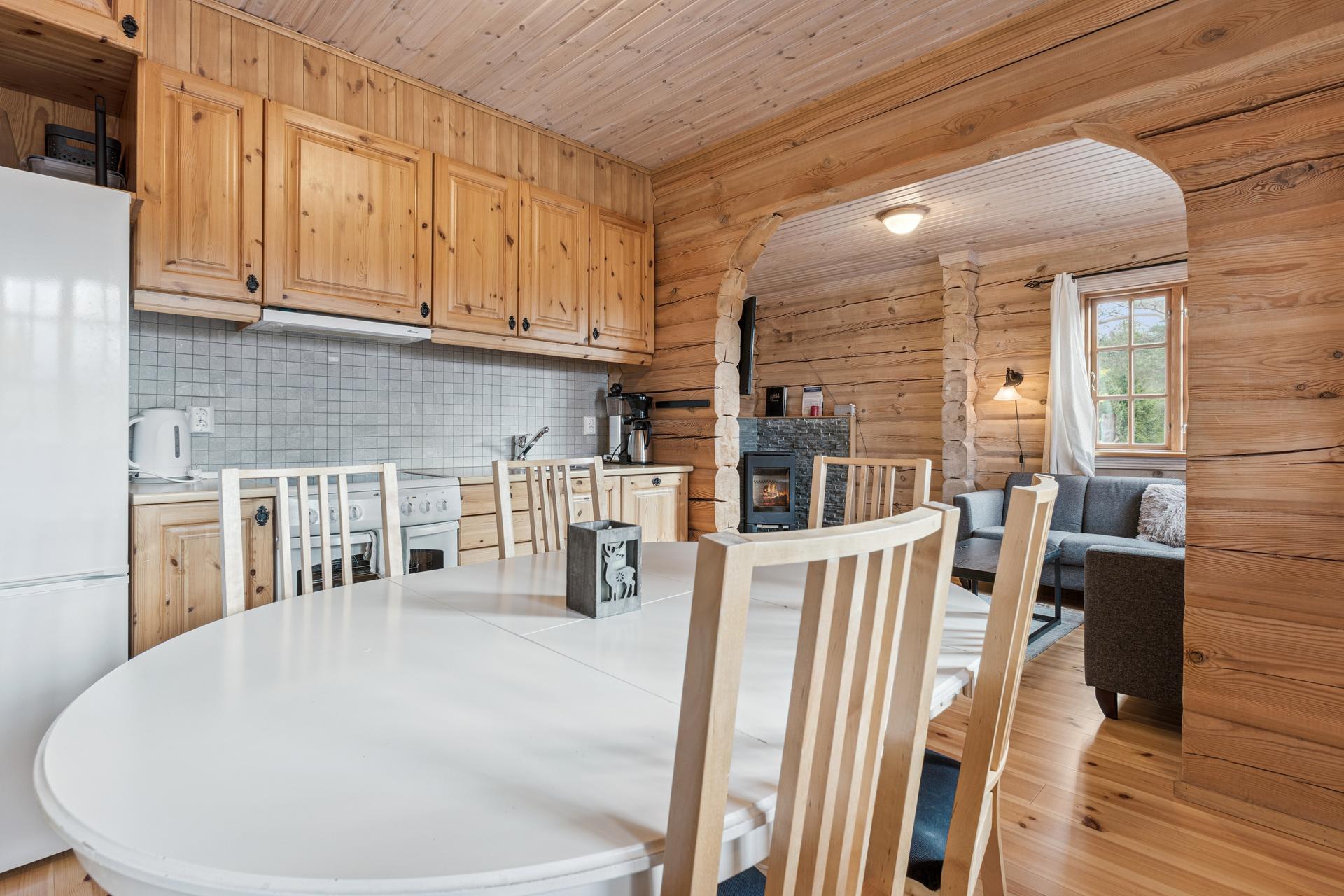 Kjøkkenet ligger i åpen løsning med stuen, og har en naturlig spiseplass.. Bilde nummer 3 av 3