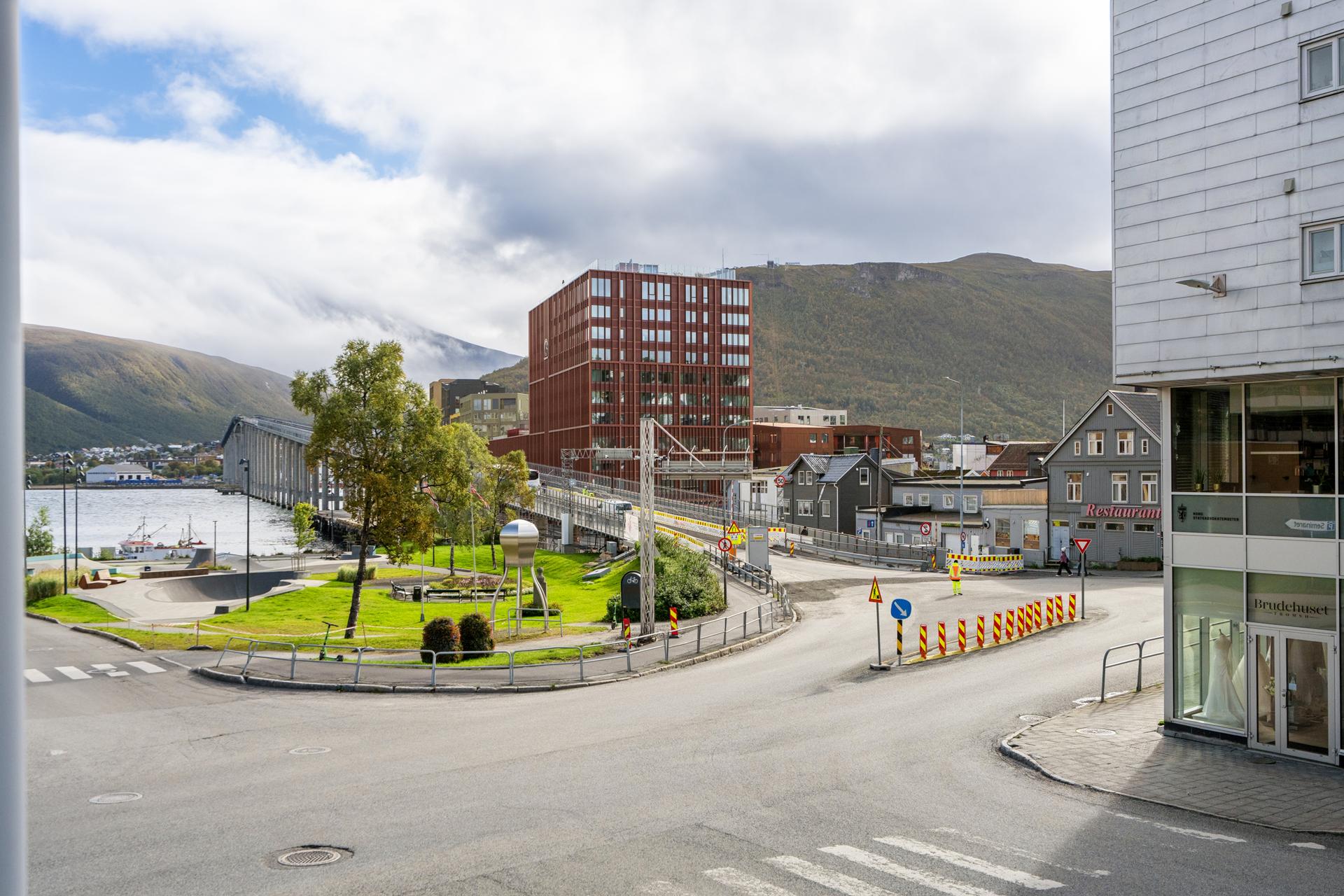 Beliggenhet i Nordbyen med utsikt mot Tromsøbrua og gangavstand til sentrum og Kystens Hus.. Bilde nummer 3 av 3