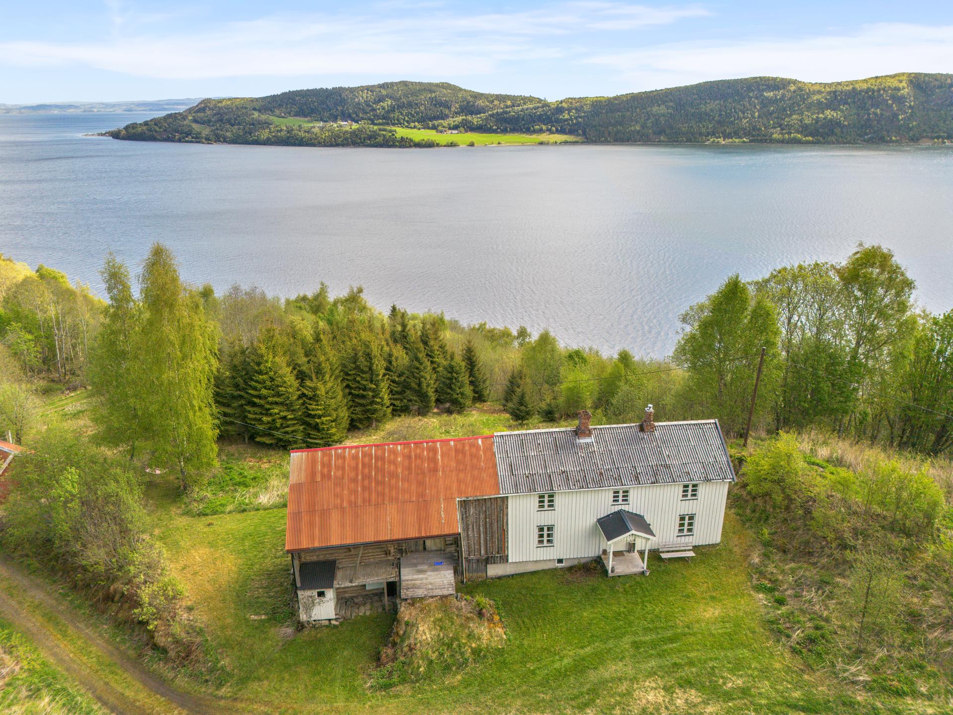 Velkommen til Saltvikhamnvegen 60, presentert av EiendomsMegler 1 v/ John Sivert Brandt. Foto: ELW media (Espen Wåde). Bilde nummer 1 av 3