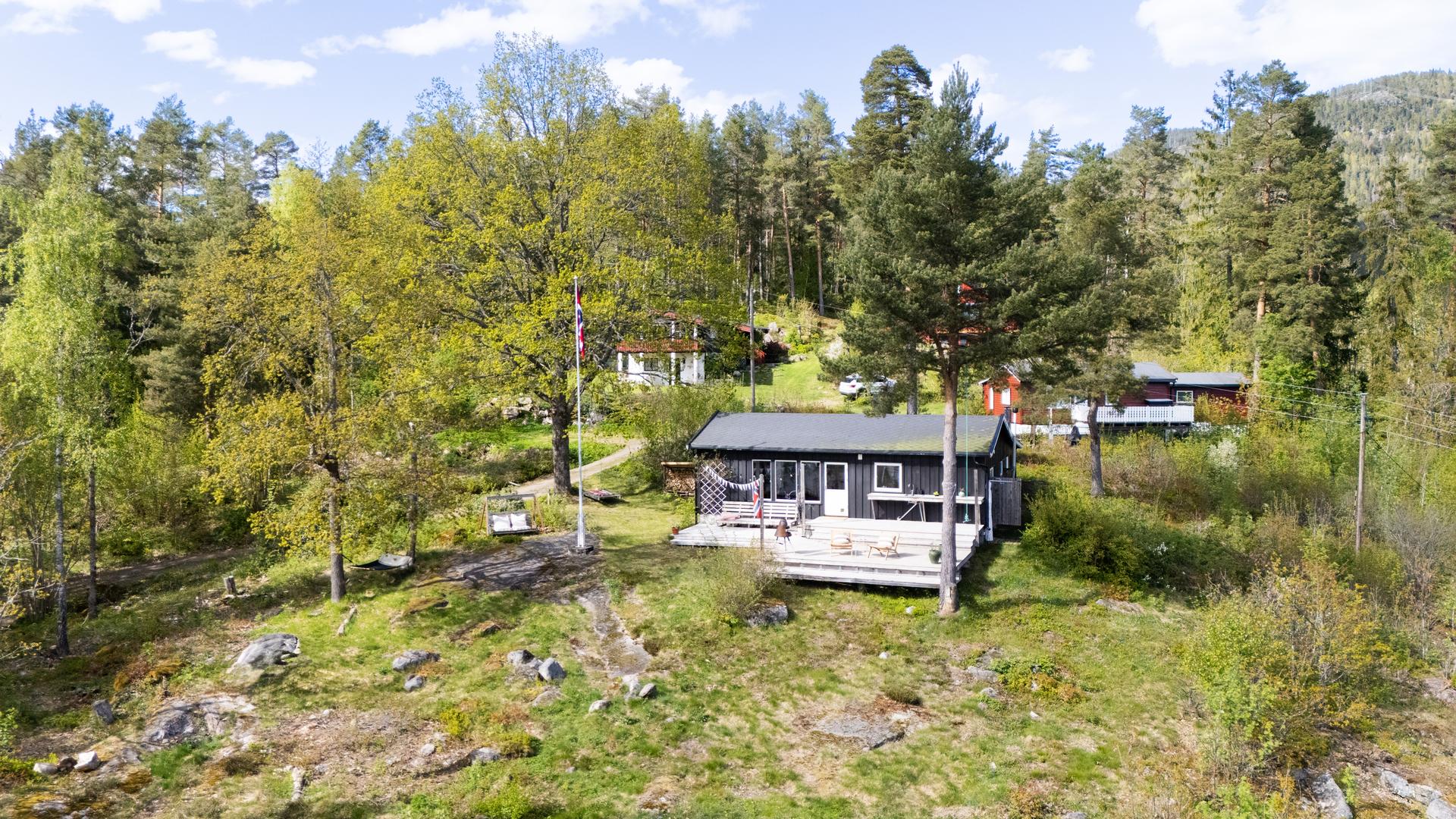 Hytta ligger høyt og fritt i et etablert hytteområde, med delvis utsikt over Bergsvannet.. Bilde nummer 2 av 3