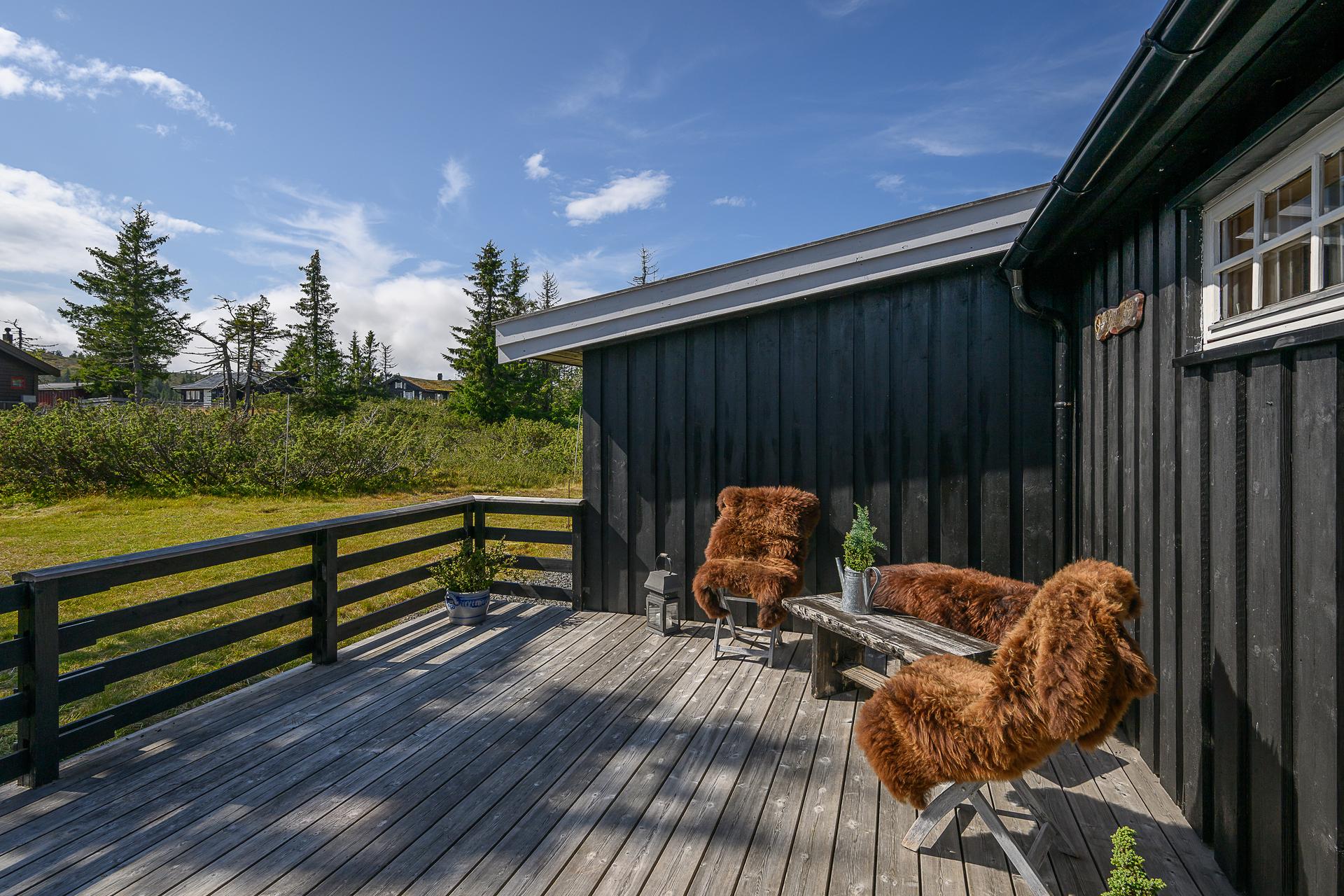 Hytta er ligger i naturskjønne omgivelser på Kroksjøen. Lun uteplass ved inngangspartiet  med plass til sittegruppe.. Bilde nummer 3 av 3