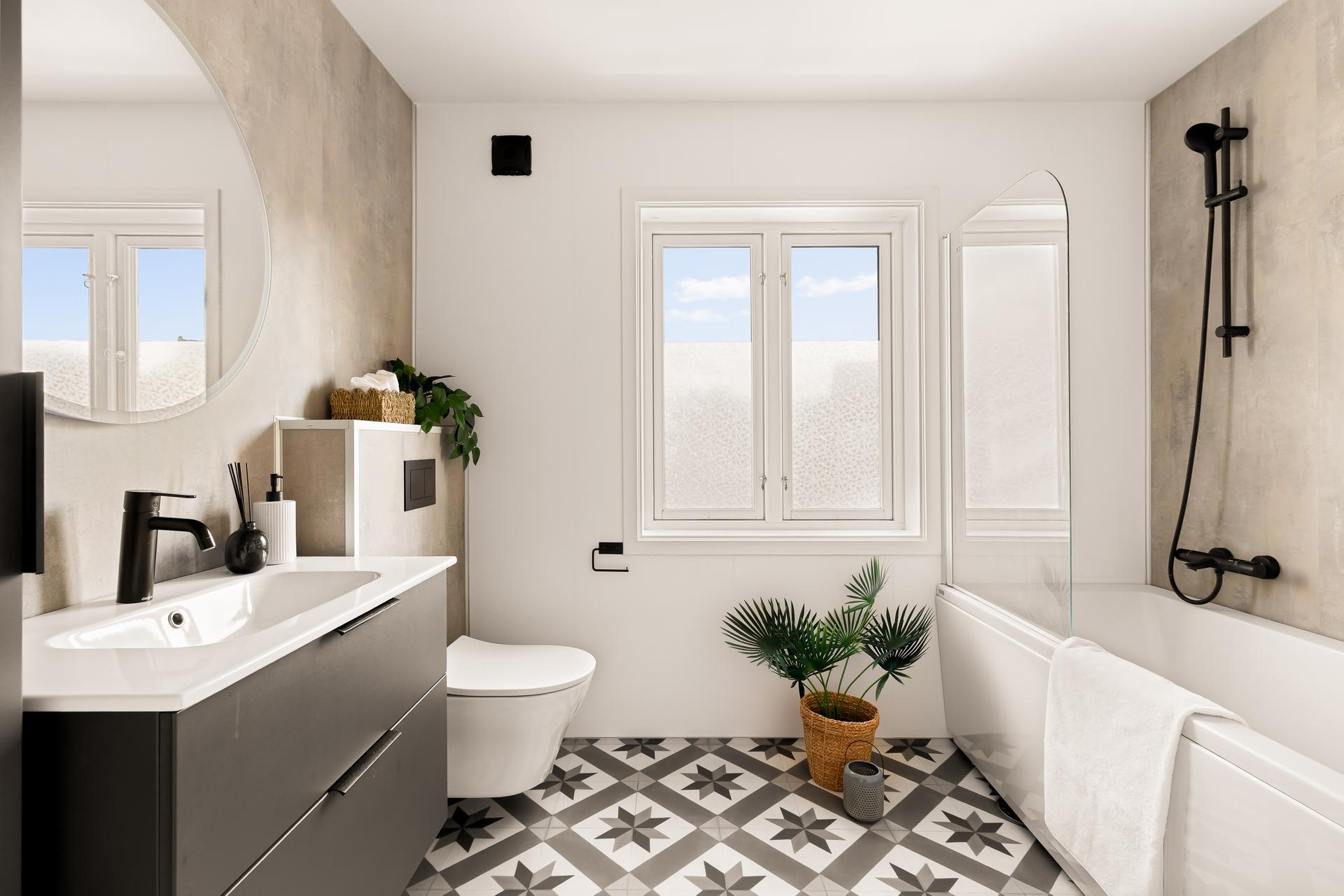 Badet i 2. etasje har våtromsvinyl på gulv med gulvvarme og baderomspanel på veggene.. Bilde nummer 2 av 3
