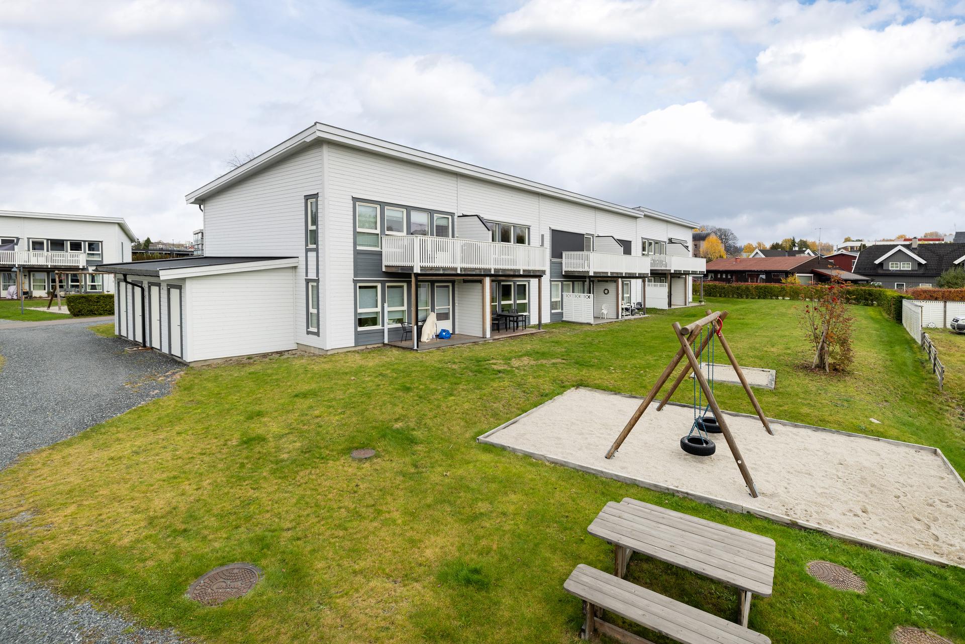 Felles uteområde med opparbeidet plen, sittebenk og lekeplass for barna.. Bilde nummer 3 av 3