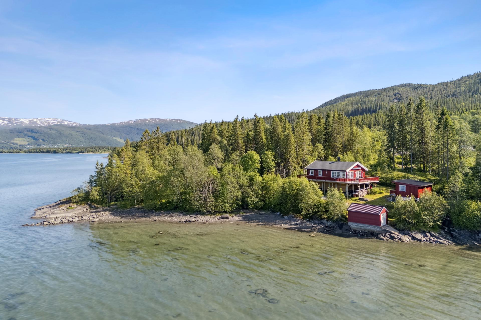 Eiendomsmegler 1 v/ Gisle Kallestad har gleden av å presentere Mulvikveien 63!
Foto: EFKT. Bilde nummer 1 av 3