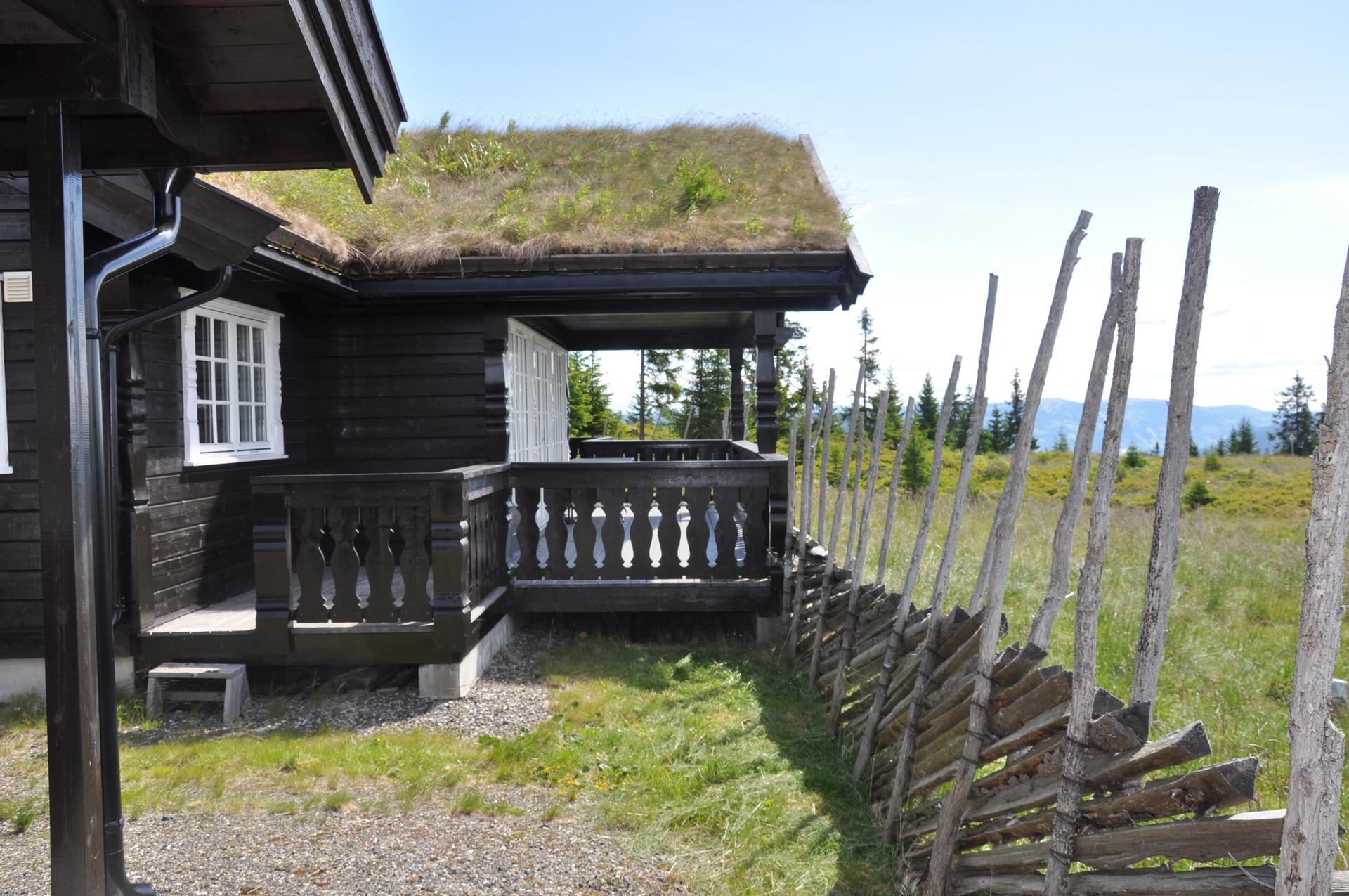 Eiendommen ligger fint med god utsikt . Bilde nummer 3 av 3