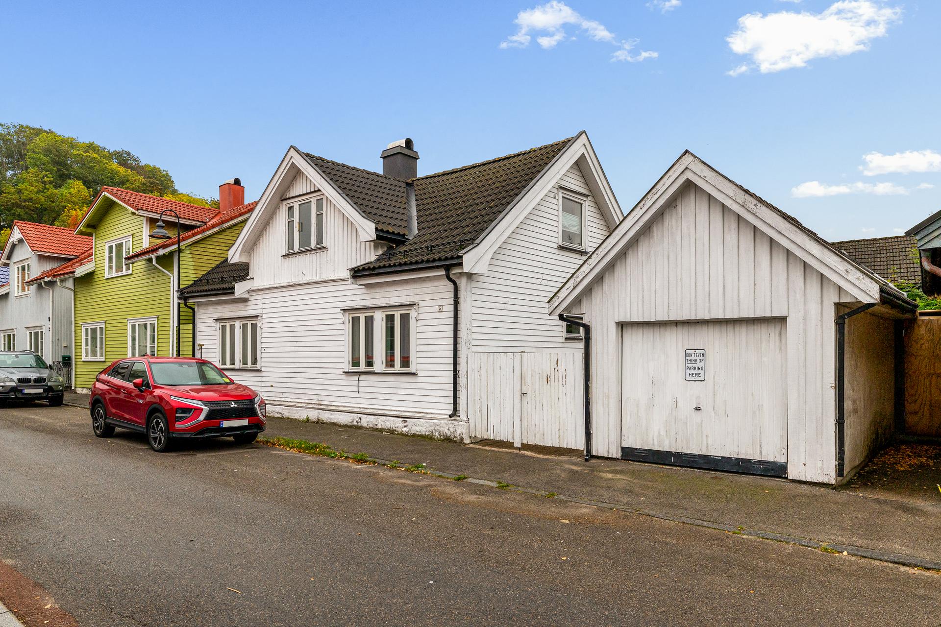 Boligen har egen frittliggende garasje og ligger i en rolig gate rett ved Preståsen.. Bilde nummer 3 av 3
