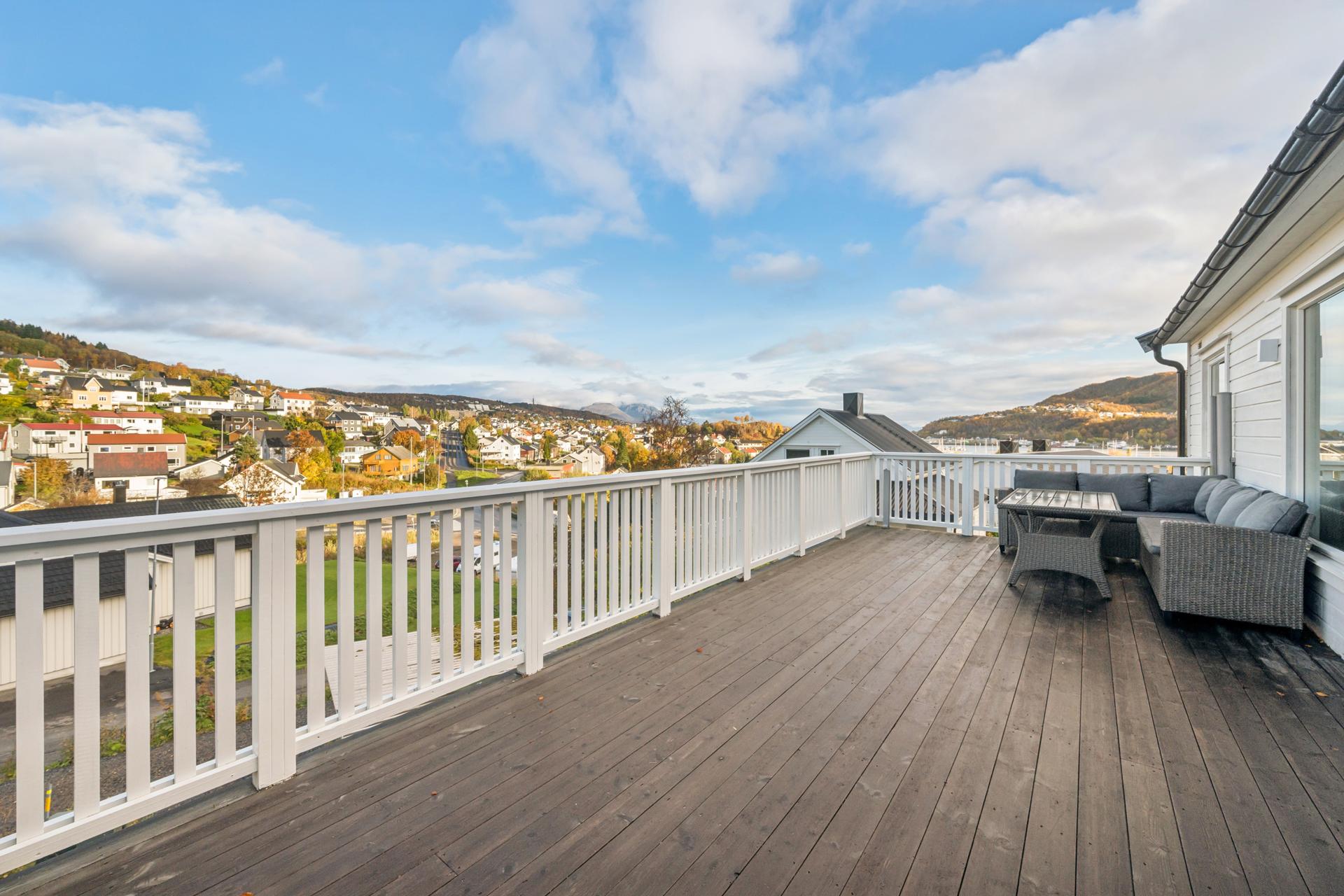 Romslig veranda på ca. 24 m² oppført i 2014 med god plass for flere utemøbler og god solgang.. Bilde nummer 2 av 3