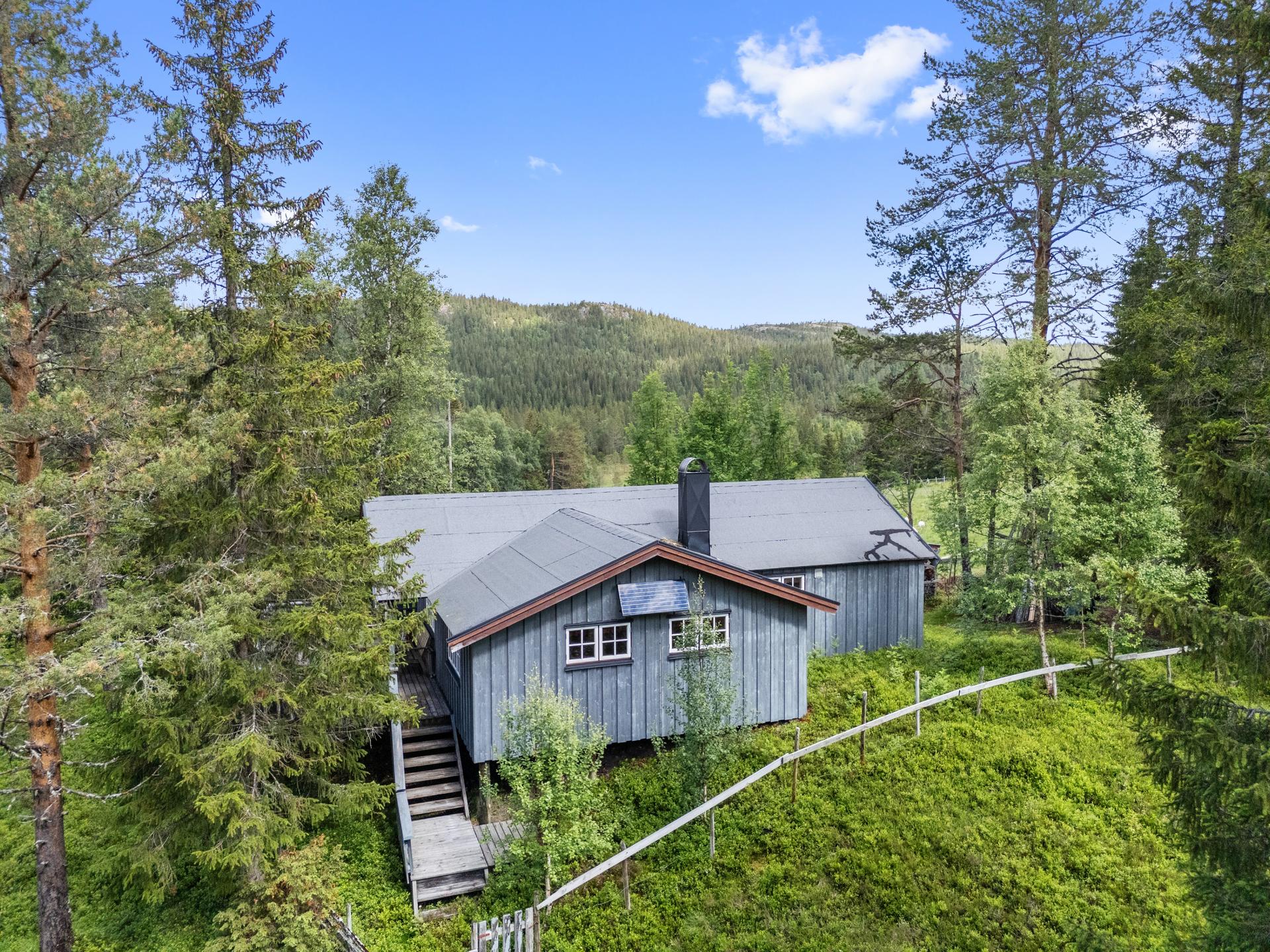 Her presenteres ei koselig og velholdt hytte, med flott beliggenhet i Hovinsmarka!. Bilde nummer 2 av 3
