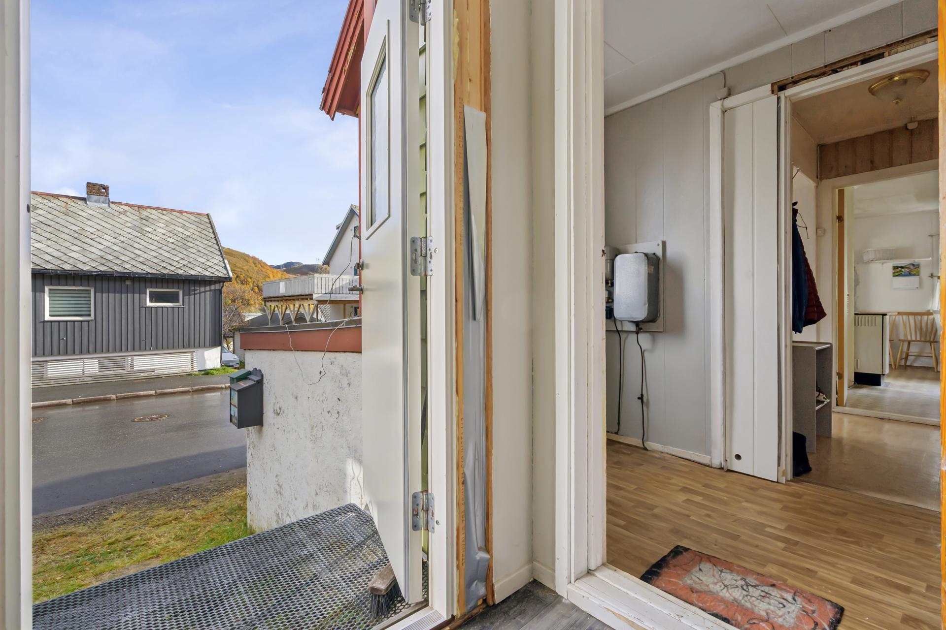 Boligen har enkel adkomst fra gateplan.. Bilde nummer 3 av 3