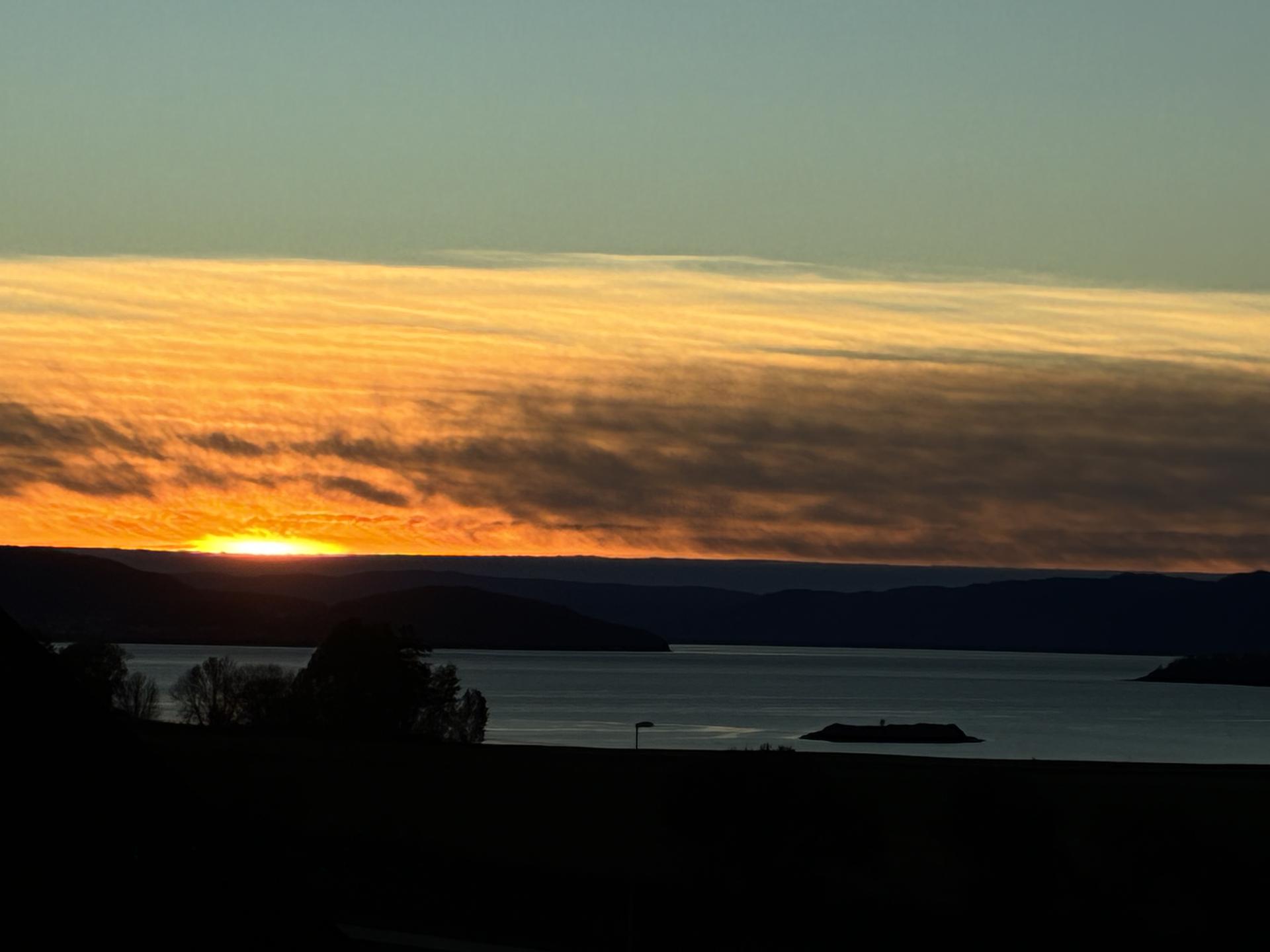 Eiendommen ligger i et rolig boområde med utsikt mot Eidsbotn og Trondheimsfjorden (kveldsfoto fra selger). Bilde nummer 3 av 3