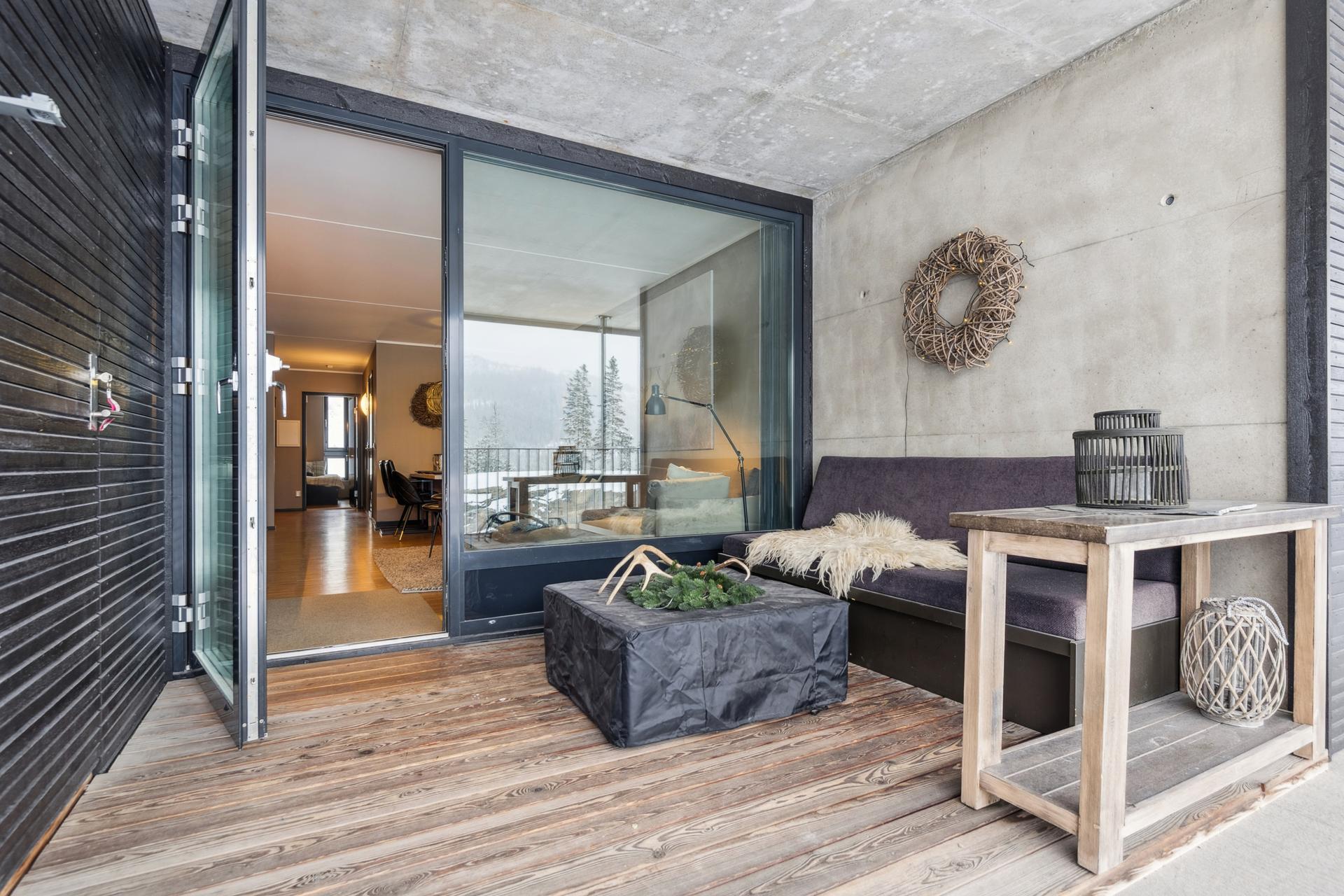 Terrassen er et perfekt sted for avslapning etter en lang dag i bakken. Ved inngangspartiet er det en praktisk, låsbar skibod på 1 m².. Bilde nummer 3 av 3