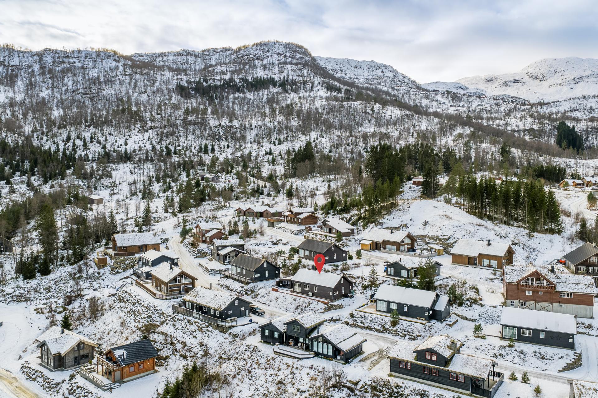 Velkommen til Haugane 122, presentert av eiendomsmegler Christoffer Haugeberg Våge. Foto: Vestbris. Bilde nummer 2 av 3