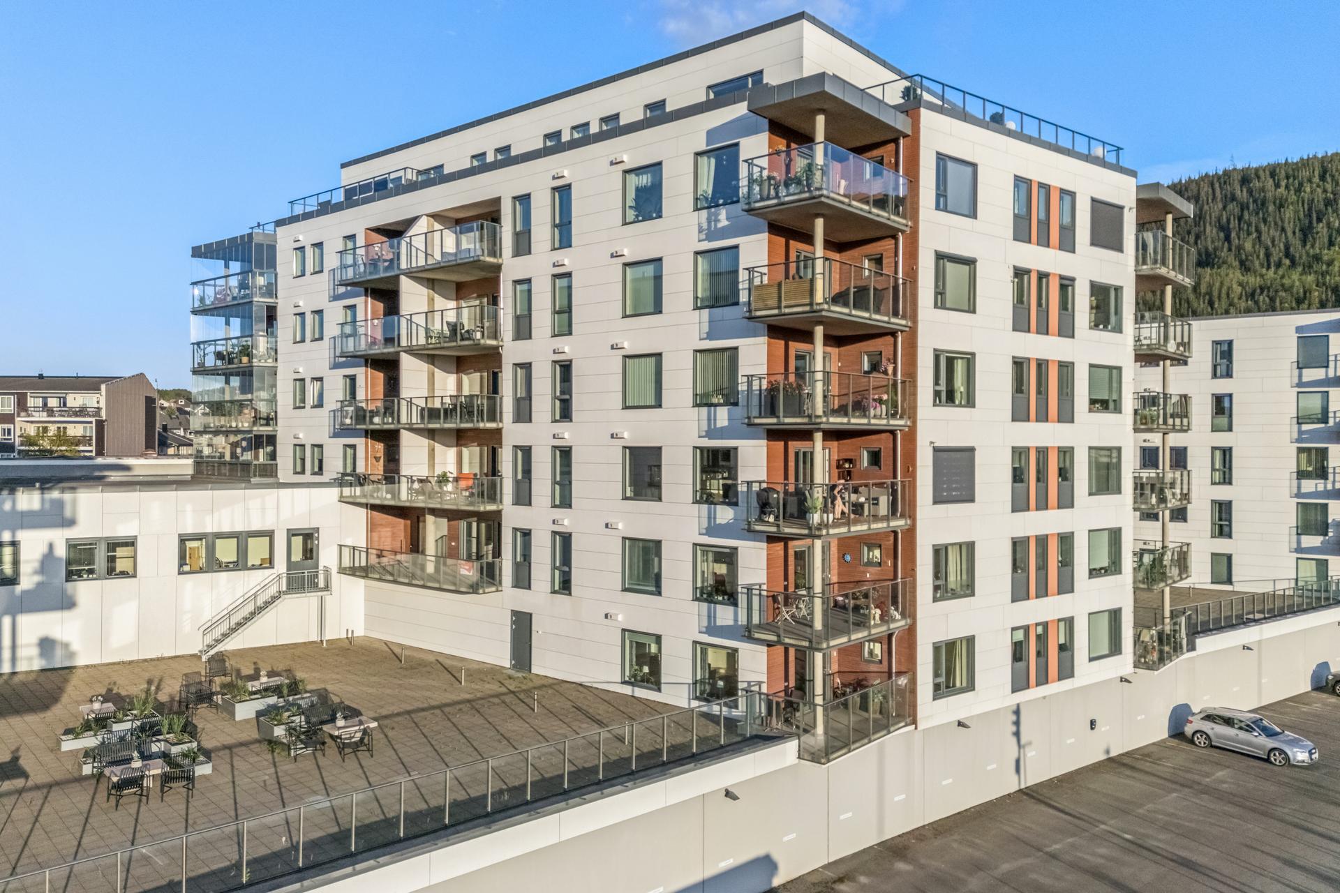 Leilighet i 4. etasje med heis og parkering i felles garasje. Bilde nummer 2 av 3