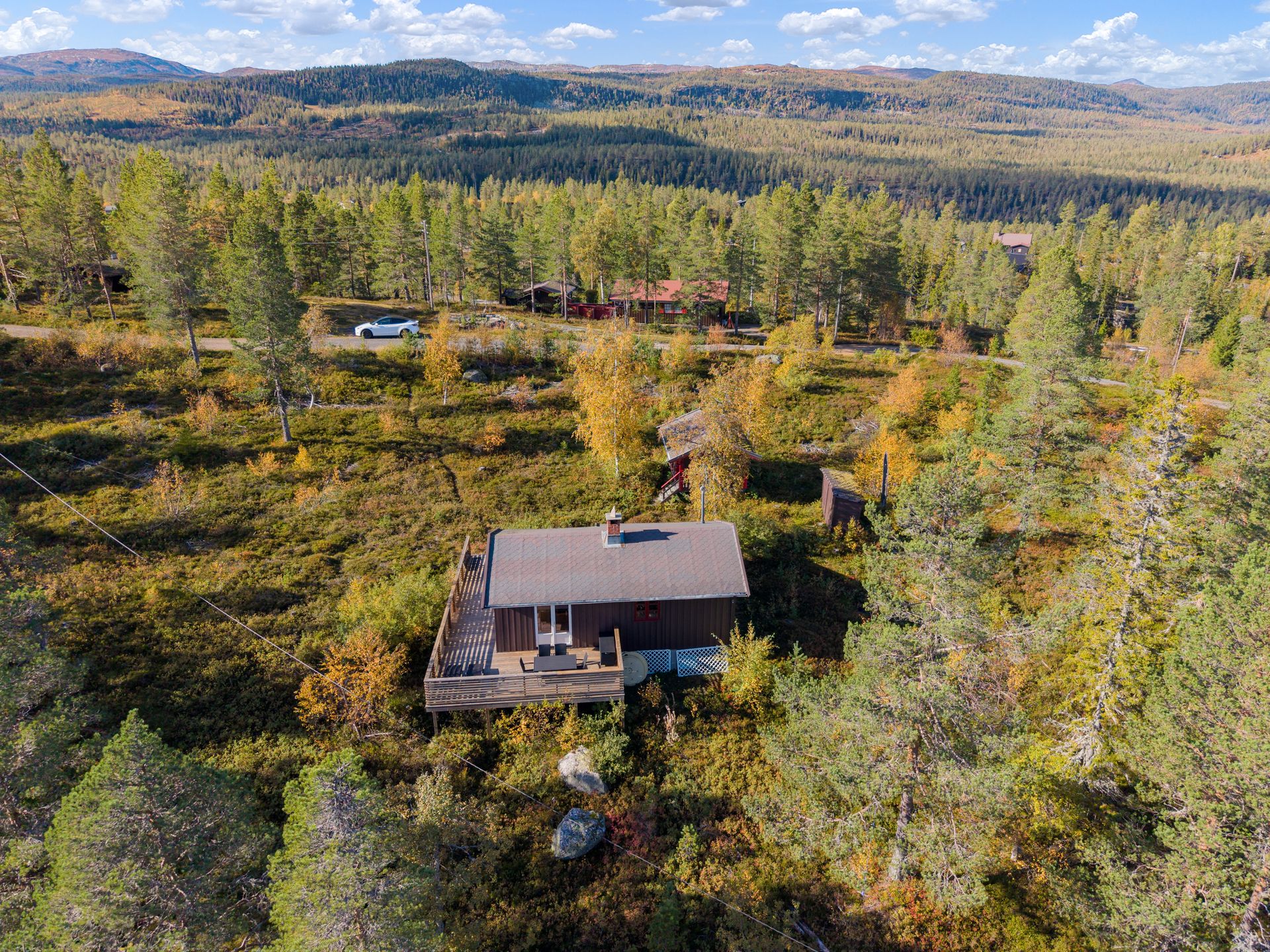 Hytta ligger fint til med gode solforhold og frihet midt i skogen.. Bilde nummer 2 av 3
