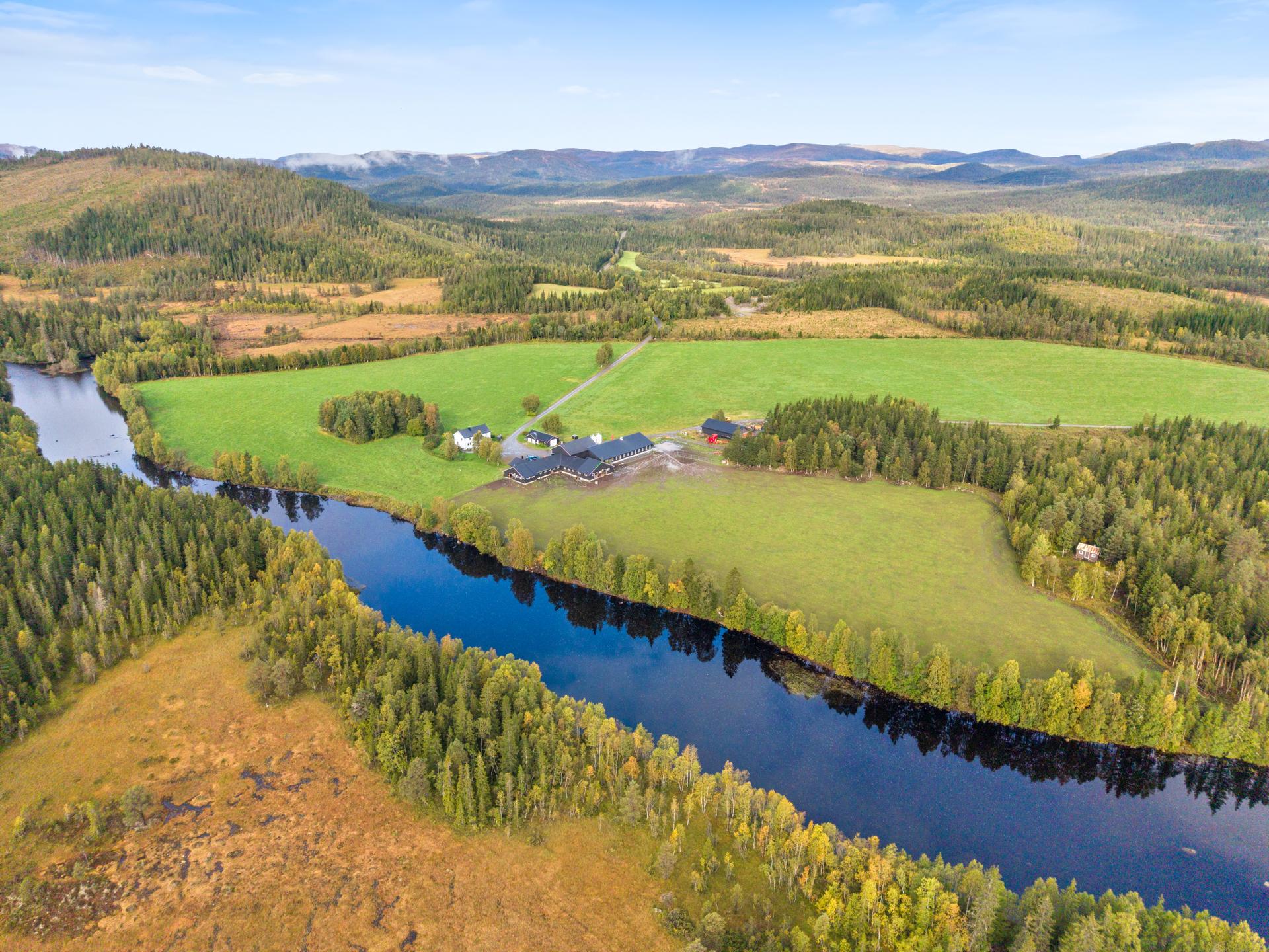 Velkommen til Sverkmovegen 180, presentert av EiendomsMegler 1 v/ Sigve Haugdahl. Foto: ELW media (Espen Wåde) . Bilde nummer 1 av 3