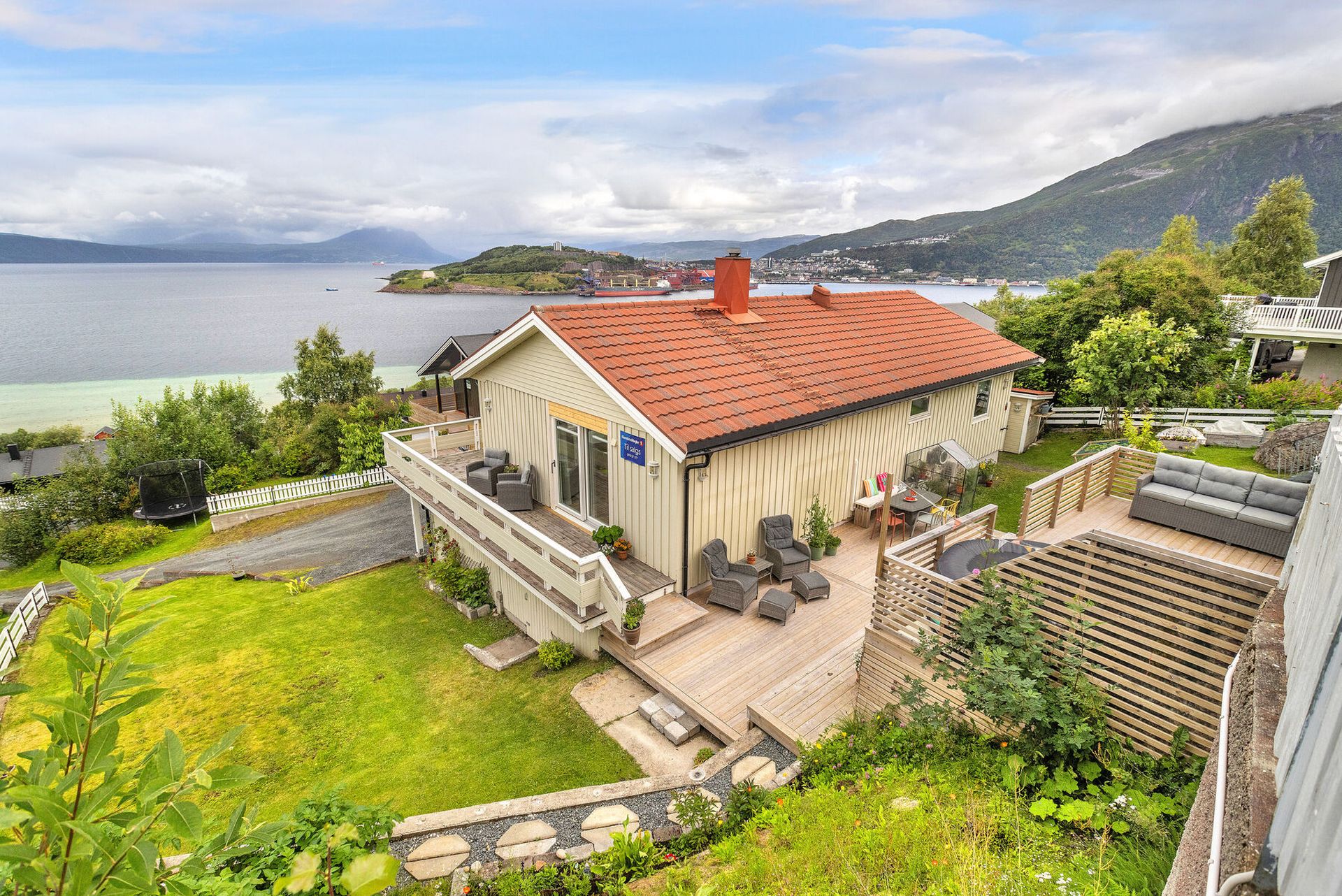 Eiendommen har adkomst både fra Trålveien og Notveien. Pent opparbeidet eiendomstomt med flere terrasser. Foto Kalle Punsvik. . Bilde nummer 1 av 3