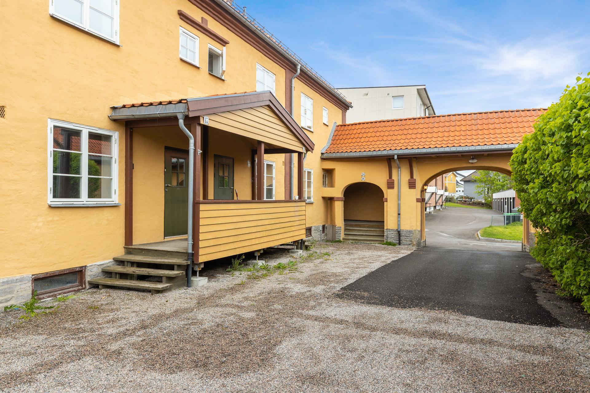 Borettslaget har en sjarmerende arkitektur med karakteristiske portrom og felles tun.. Bilde nummer 2 av 3