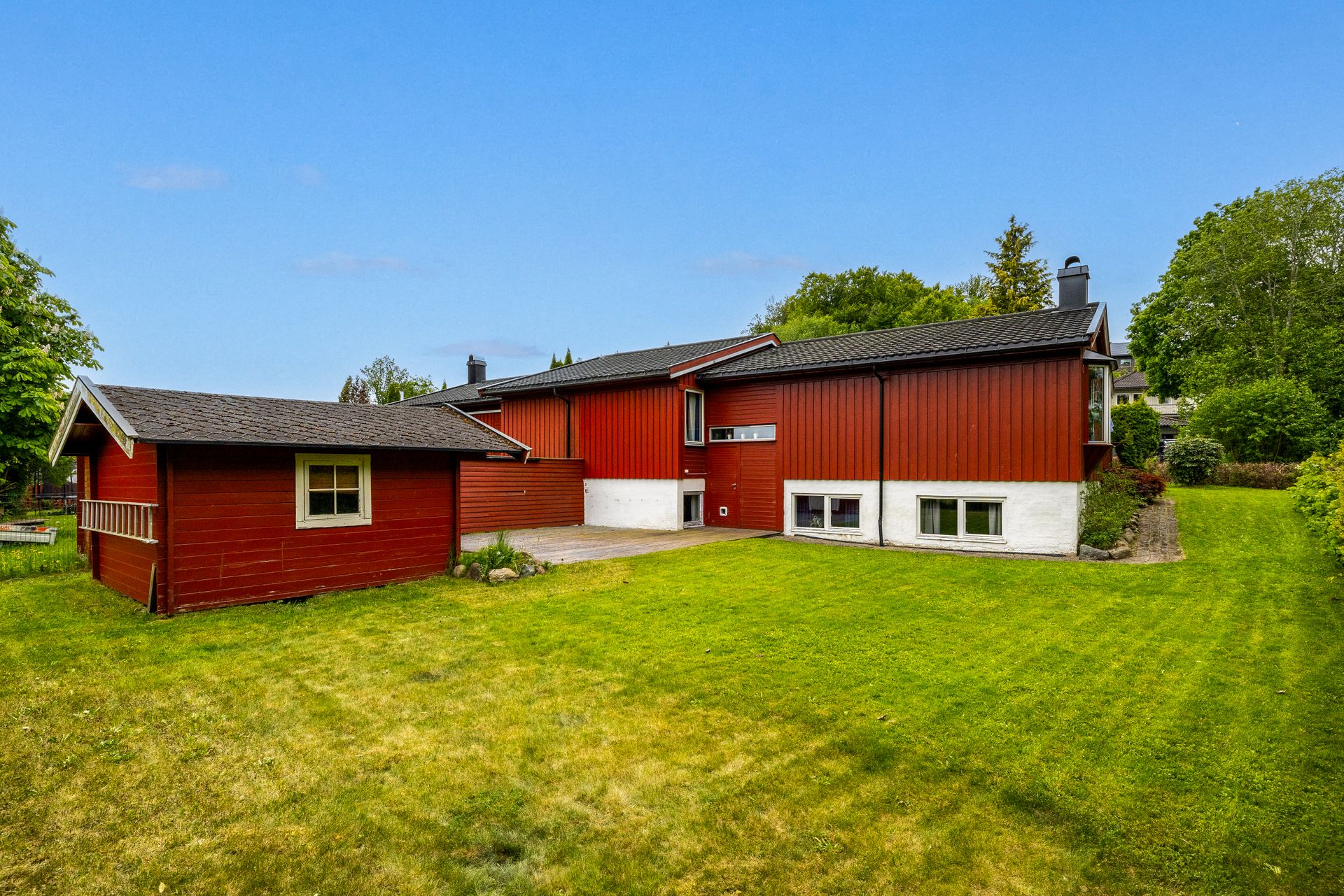 Den store hagen gir rom for både lek og avslapning, og er perfekt for hyggelige familiesammenkomster, grillkvelder eller rolige kaffestunder i solen.. Bilde nummer 3 av 3