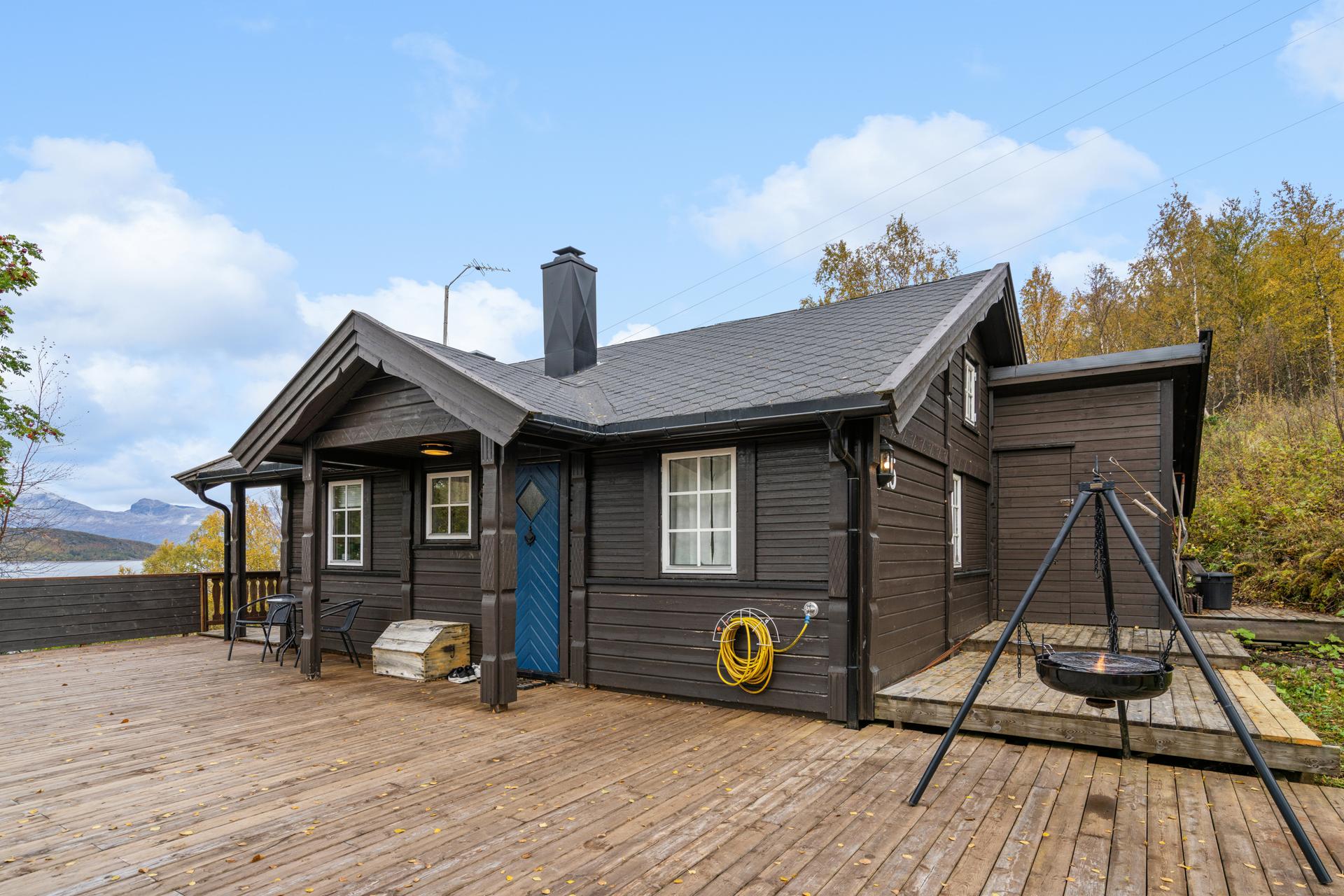 Fritidsbolig fra 2004 med et tilhørende restaurert anneks og et stort sammenhengende terrasseområde.. Bilde nummer 3 av 3