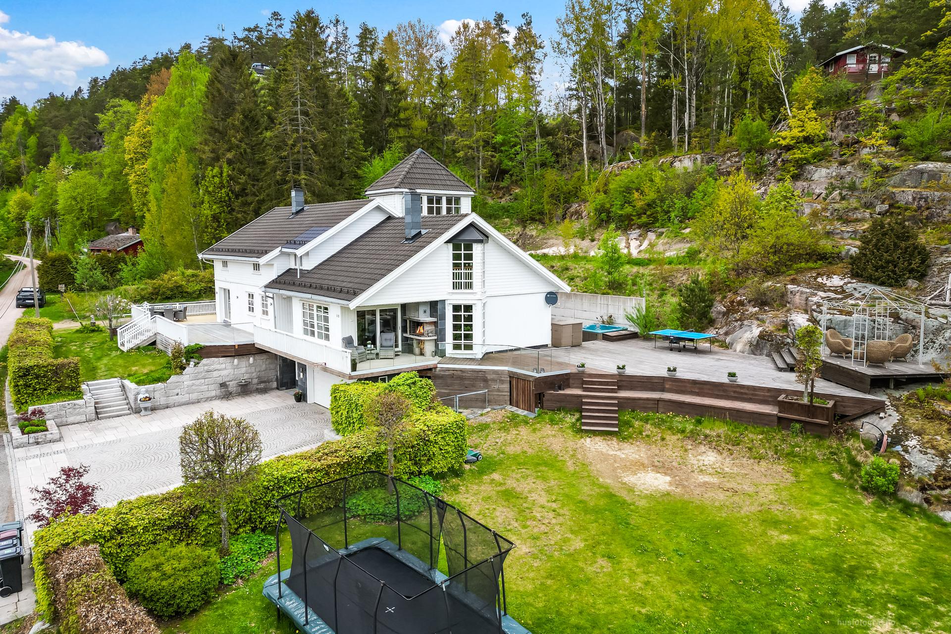 Enebolig fra 2005 med bergvarme og vannbåren varme i de fleste boligrom, som sikrer jevn temperatur og lave oppvarmingskostnader.. Bilde nummer 3 av 3