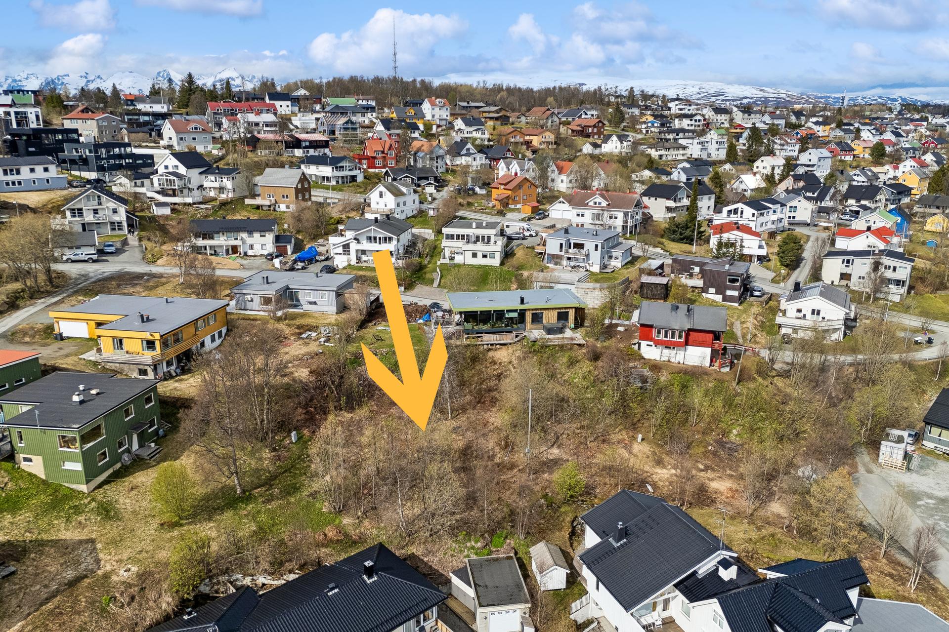 Tomten ligger i et etablert boligområde med variert bebyggelse.. Bilde nummer 3 av 3