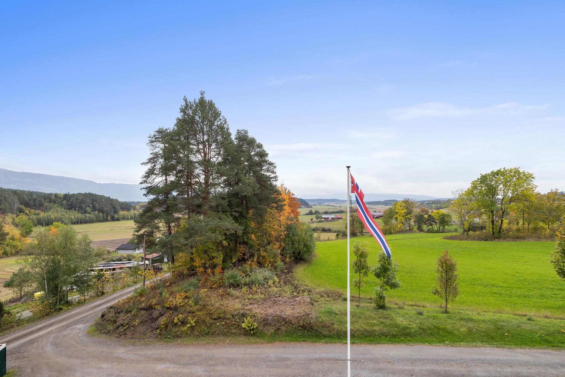 Fra eiendommen er det kort avstand til bussholdeplassen på Vaker og turmuligheter ved Steinsfjorden. Landlig beliggenhet med åpent utsyn over jorder og skogkledde åser.. Bilde nummer 3 av 3
