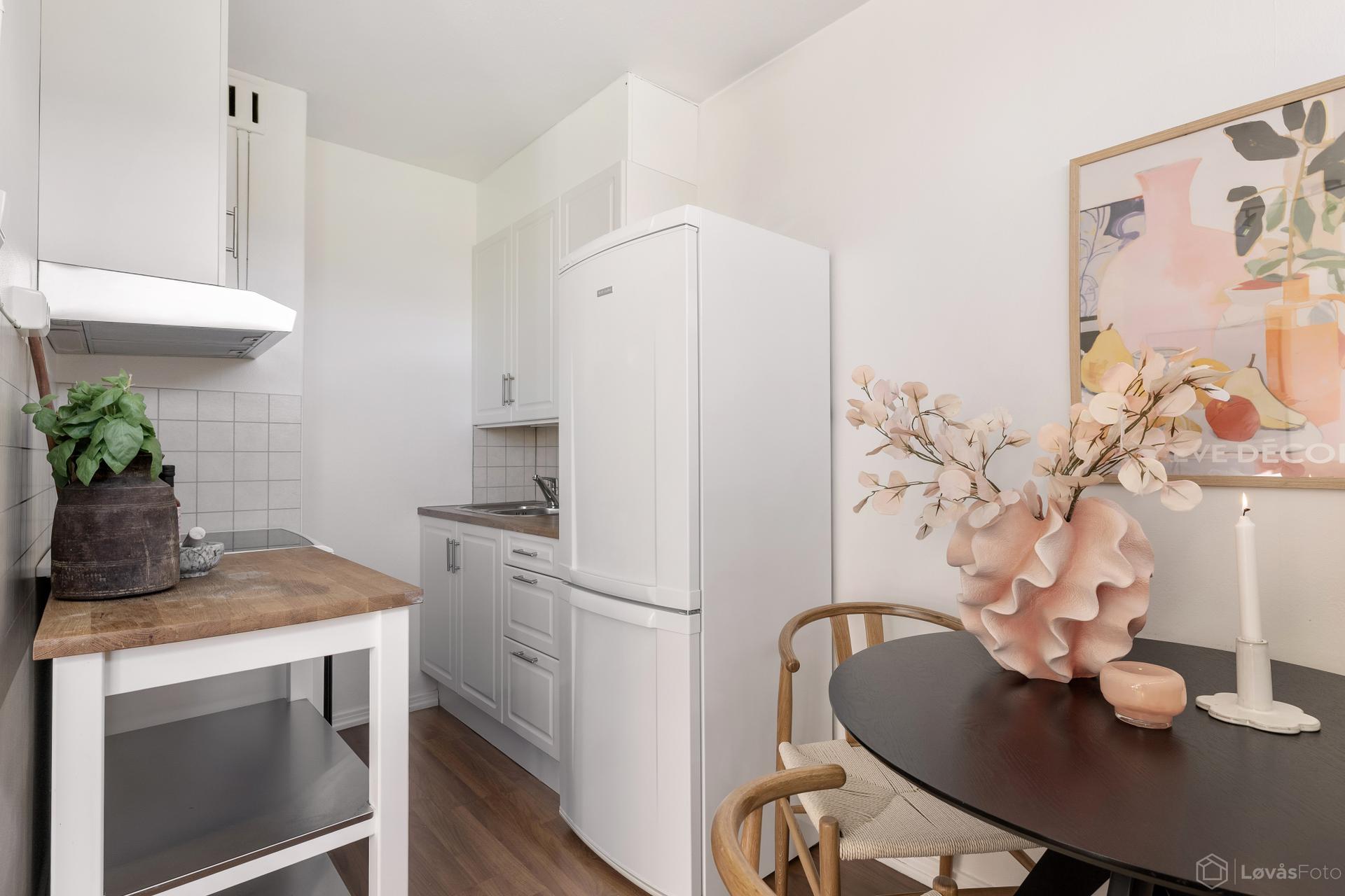Kjøkken med HTH-innredning og spiseplass i delvis åpen forbindelse med stuen.. Bilde nummer 3 av 3