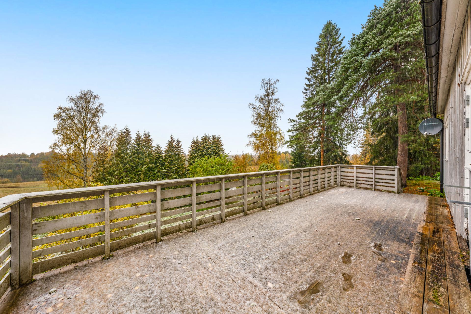 Innholdsrik enebolig over tre plan med landlig beliggenhet, stor tomt og terrasse.. Bilde nummer 2 av 3