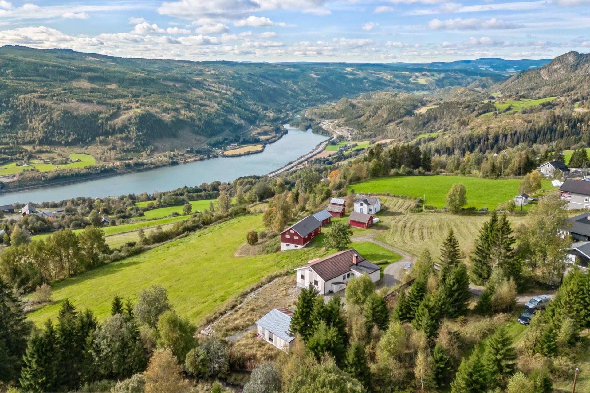 Eiendommen ligger i perfekte omgivelser med fantastisk utsikt!. Bilde nummer 2 av 3