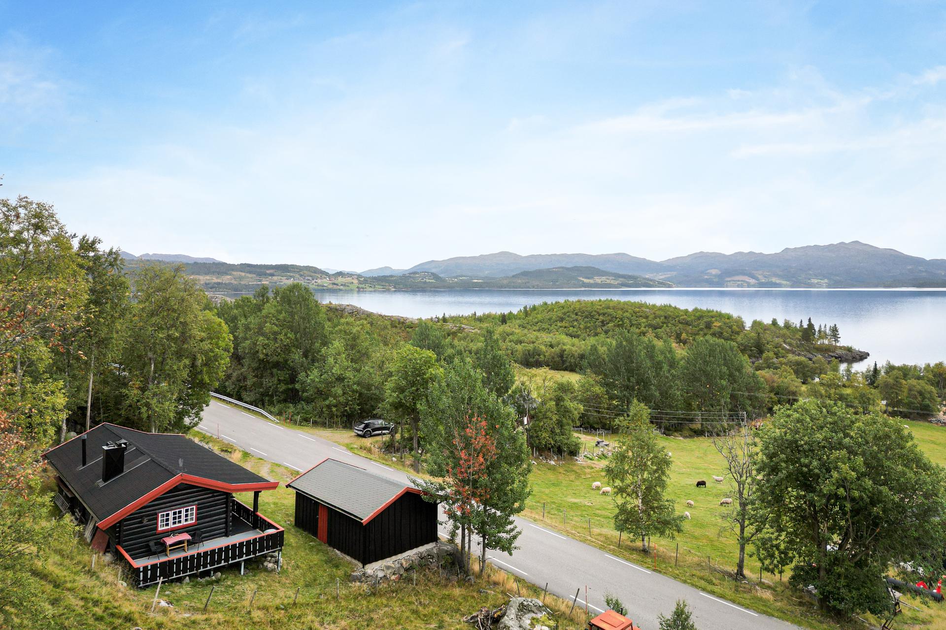 Eiendommen ligger i et rolig område preget av landbruk og spredt hyttebebyggelse.. Bilde nummer 3 av 3