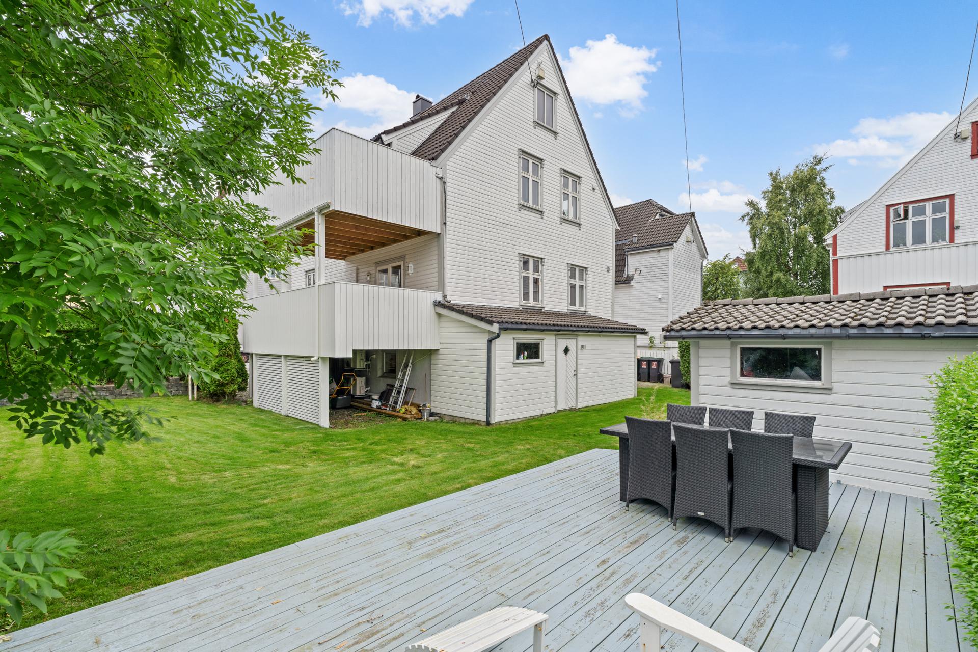 Innholdsrik leilighet over to plan i tomannsbolig med felles hage og markterrasse på Storhaug.. Bilde nummer 2 av 3