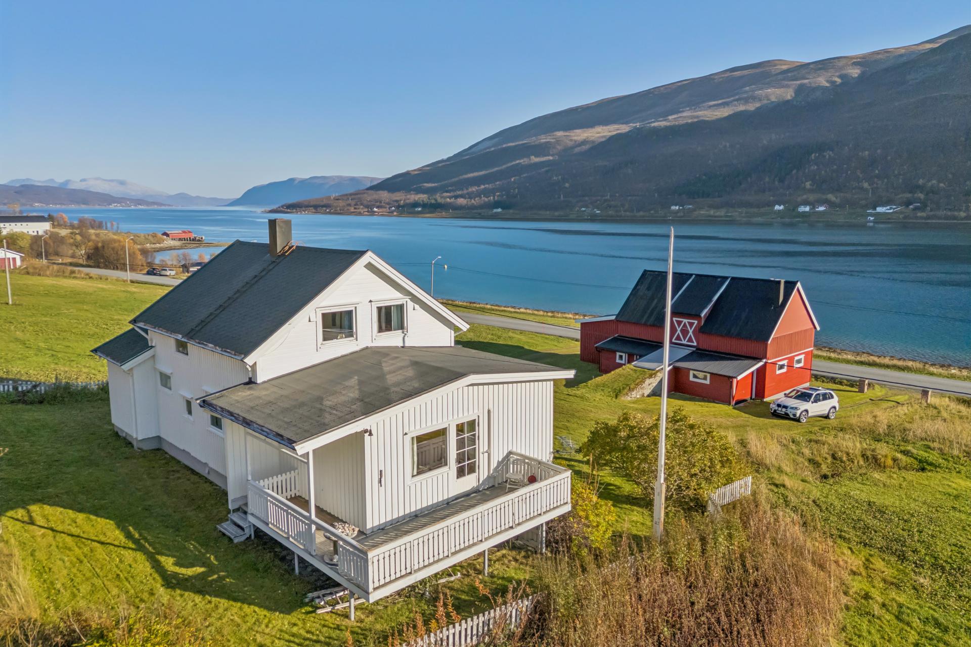 Stor eiendom på Lanes i Langsund med enebolig, fjøs, anneks og naust ved sjøen.. Bilde nummer 2 av 3