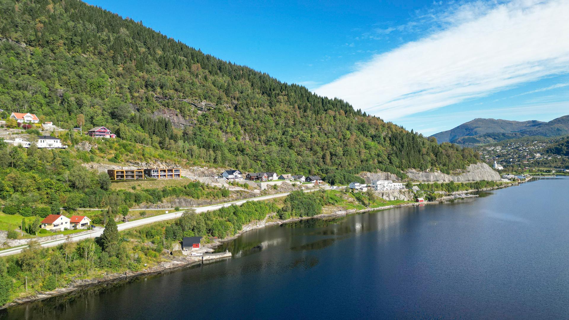Sameiget ligg fint til like vest for Naustdal sentrum. Bilde nummer 2 av 3