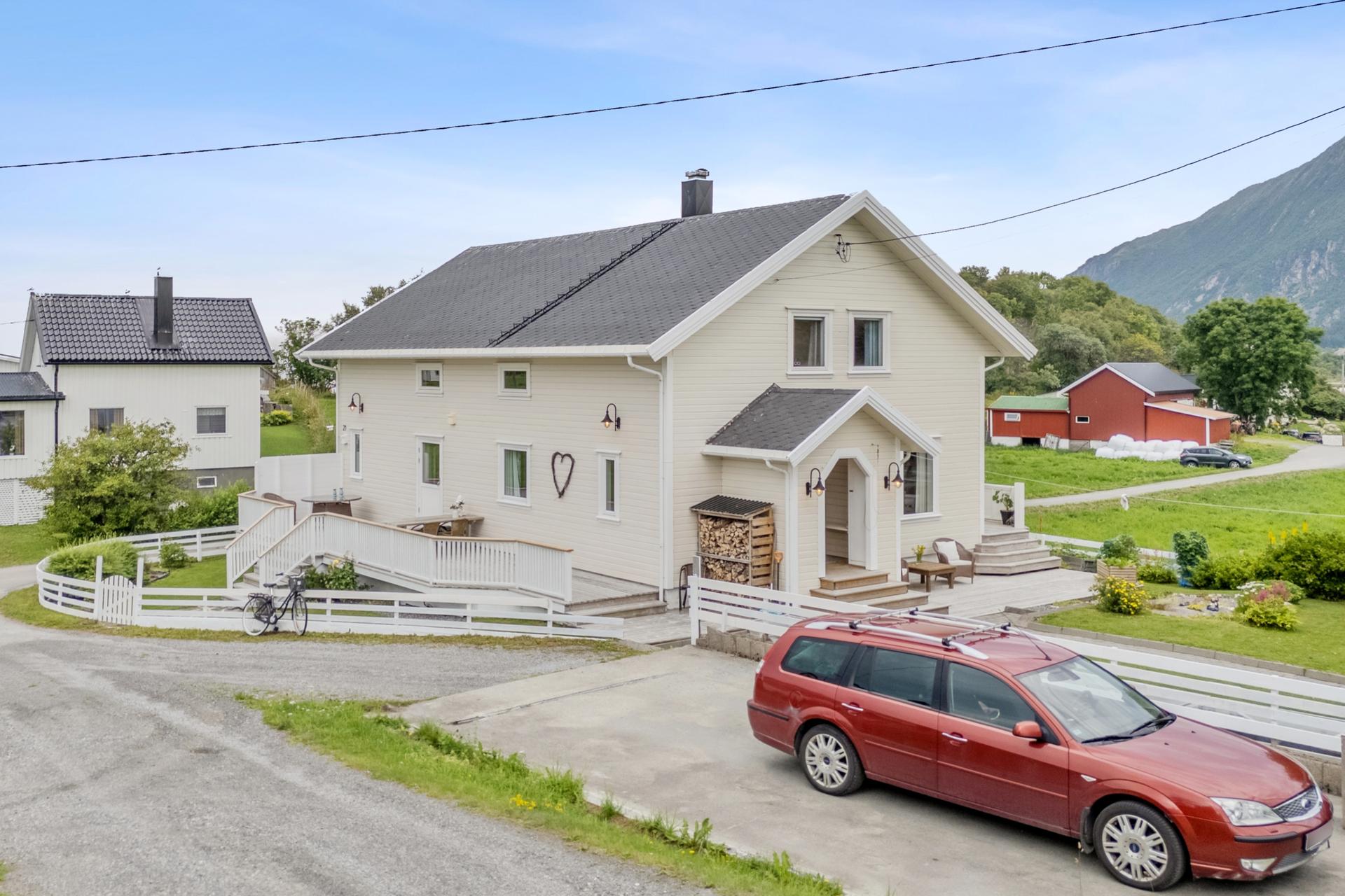 Stor og innholdsrik enebolig på Onøya! 2 bad og 5 soverom. Flott opparbeidet hage. Grillhytte. . Bilde nummer 2 av 3