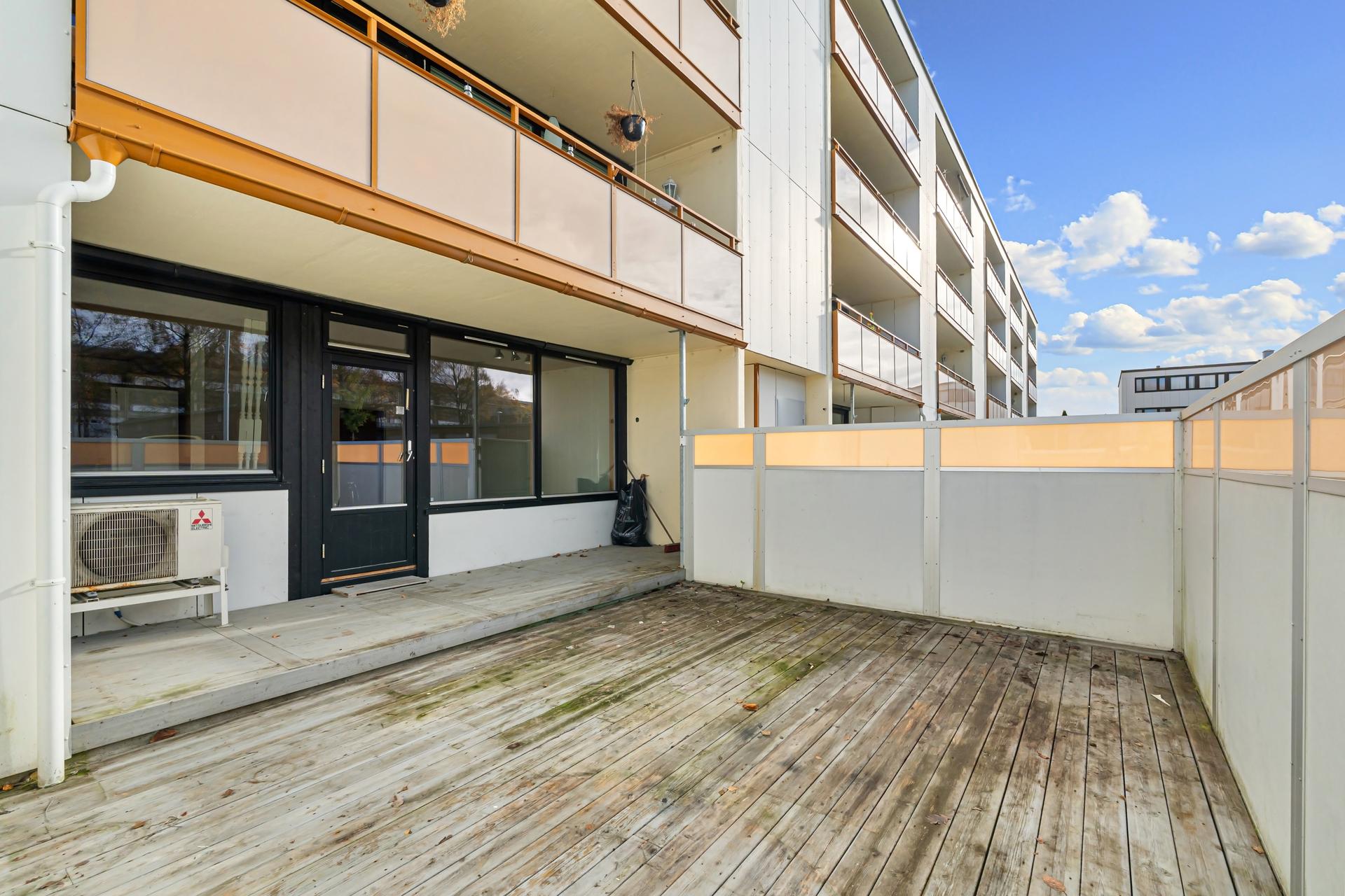 Romslig og stor terrasse på hele  31,8 m².. Bilde nummer 2 av 3