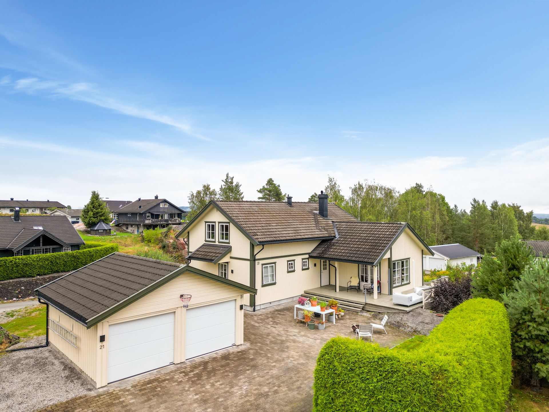 EiendomsMegler1 v/Are Olsen presenterer Løvskeidåsen 21. Foto: Inbovi. Bilde nummer 1 av 3