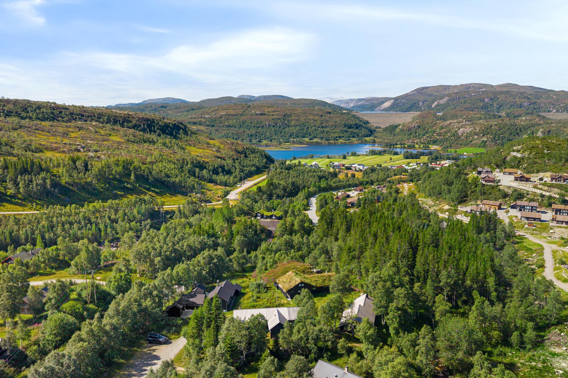 Et nydelig utgangspunkt for fjellet året rundt. Her har du toppturer i fleng med både Grubbå, Hilleknuten og flere. Er du glad i kajakk, kan du padle helt opp til Sirekrok og Ådneram - eller bare fiske litt i vann og elv.. Bilde nummer 3 av 3