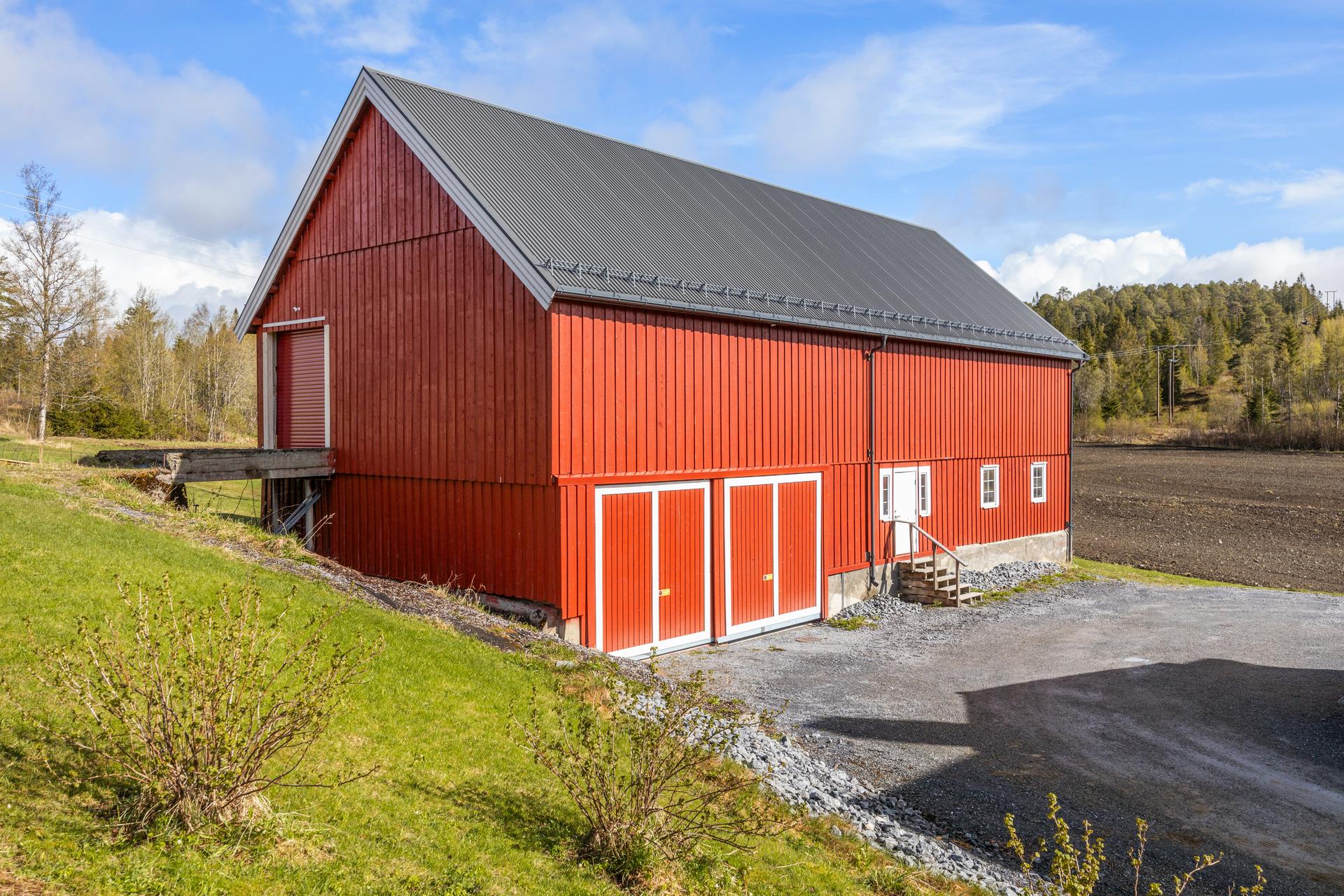 Uthuset måler 336 kvm. Det utført utskiftninger av taktekking, vinduer, porter og kledning i senere år.. Bilde nummer 3 av 3